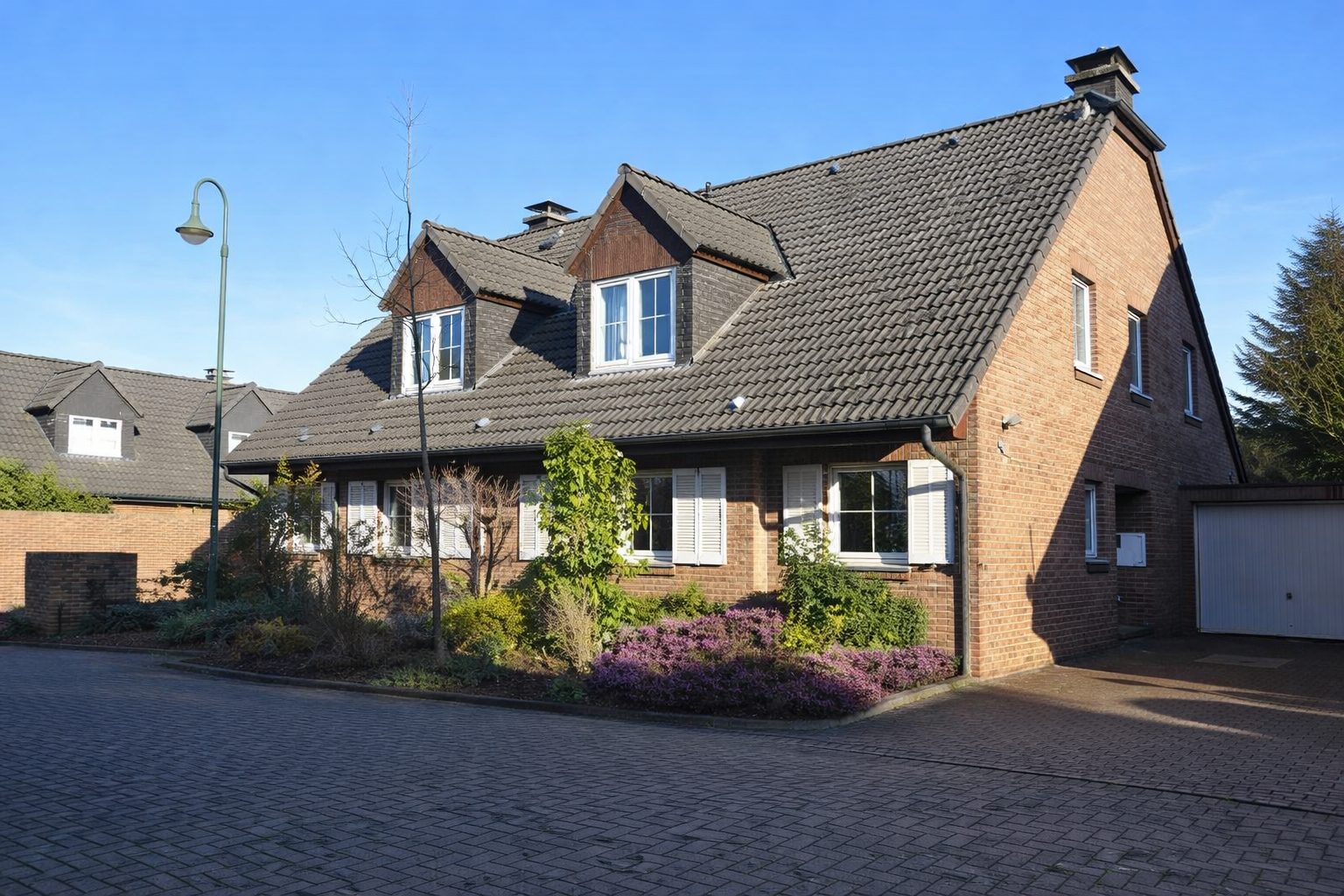 Böcker Wohnimmobilien - Immobilienangebot - Düsseldorf / Kaiserswerth - Alle - Exklusives Einfamilienhaus! Zentrale Lage! Sofort einziehen!