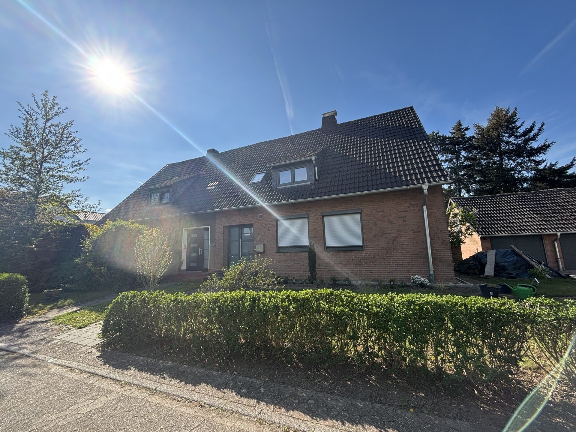 Böcker Wohnimmobilien - Immobilienangebot - Düsseldorf / Kalkum - Alle - Kernsanierte Doppelhaushälfte in familiärer Umgebung in Kalkum