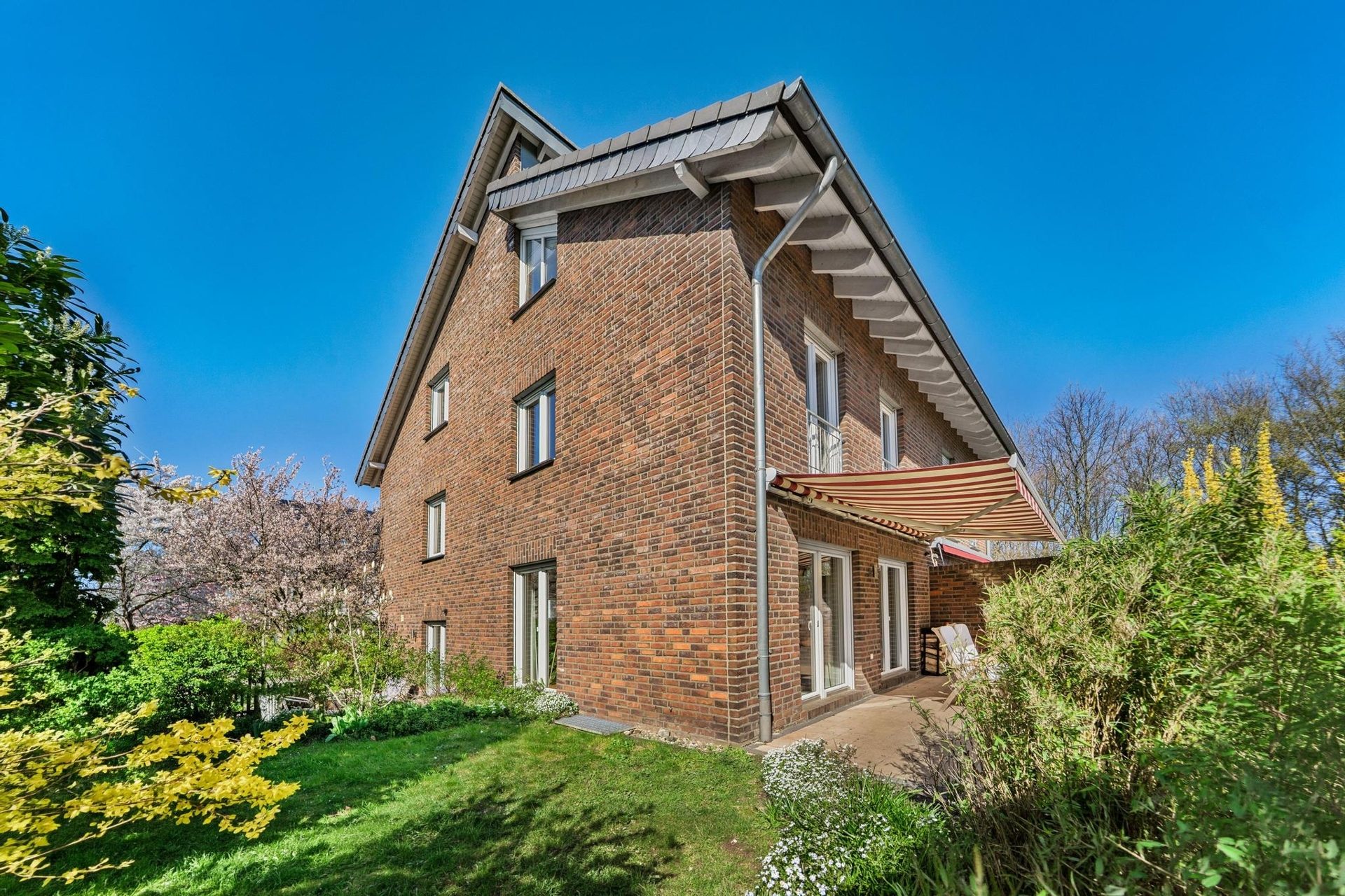 Böcker Wohnimmobilien - Immobilienangebot - Düsseldorf / Einbrungen - Alle - Hochwertige Splitlevel Doppelhaushälfte