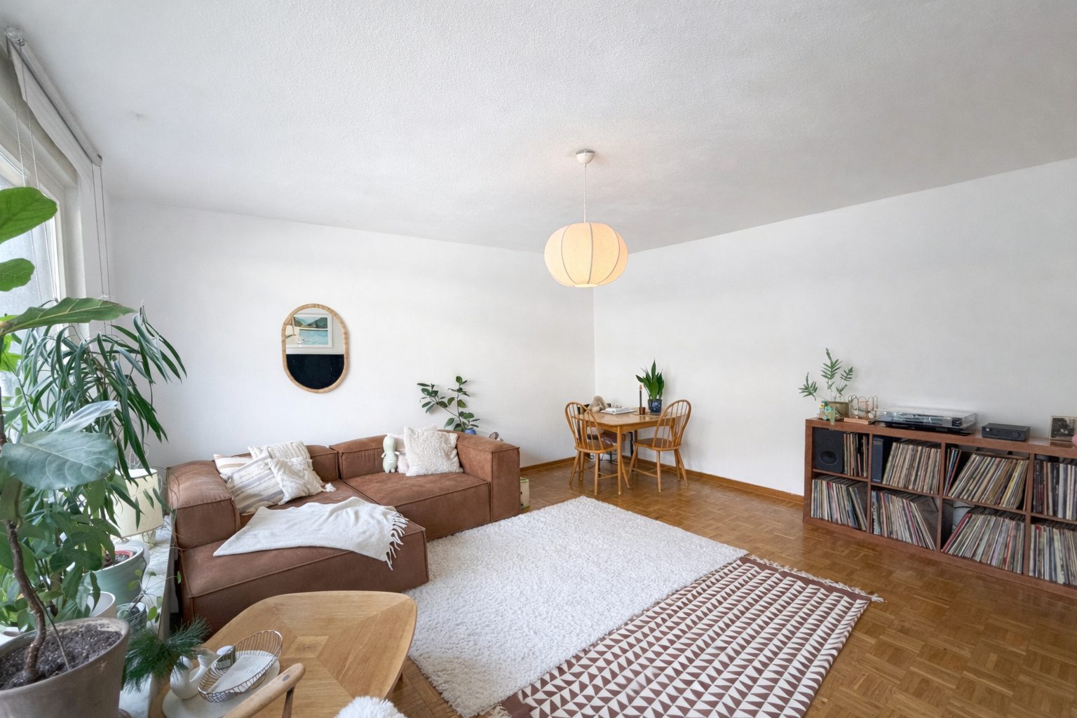 Böcker Wohnimmobilien - Immobilienangebot - Düsseldorf / Niederkassel - Alle - Stadtnahe Wohnung im 1. OG mit Balkonvielfalt und Stellplatzkomfort