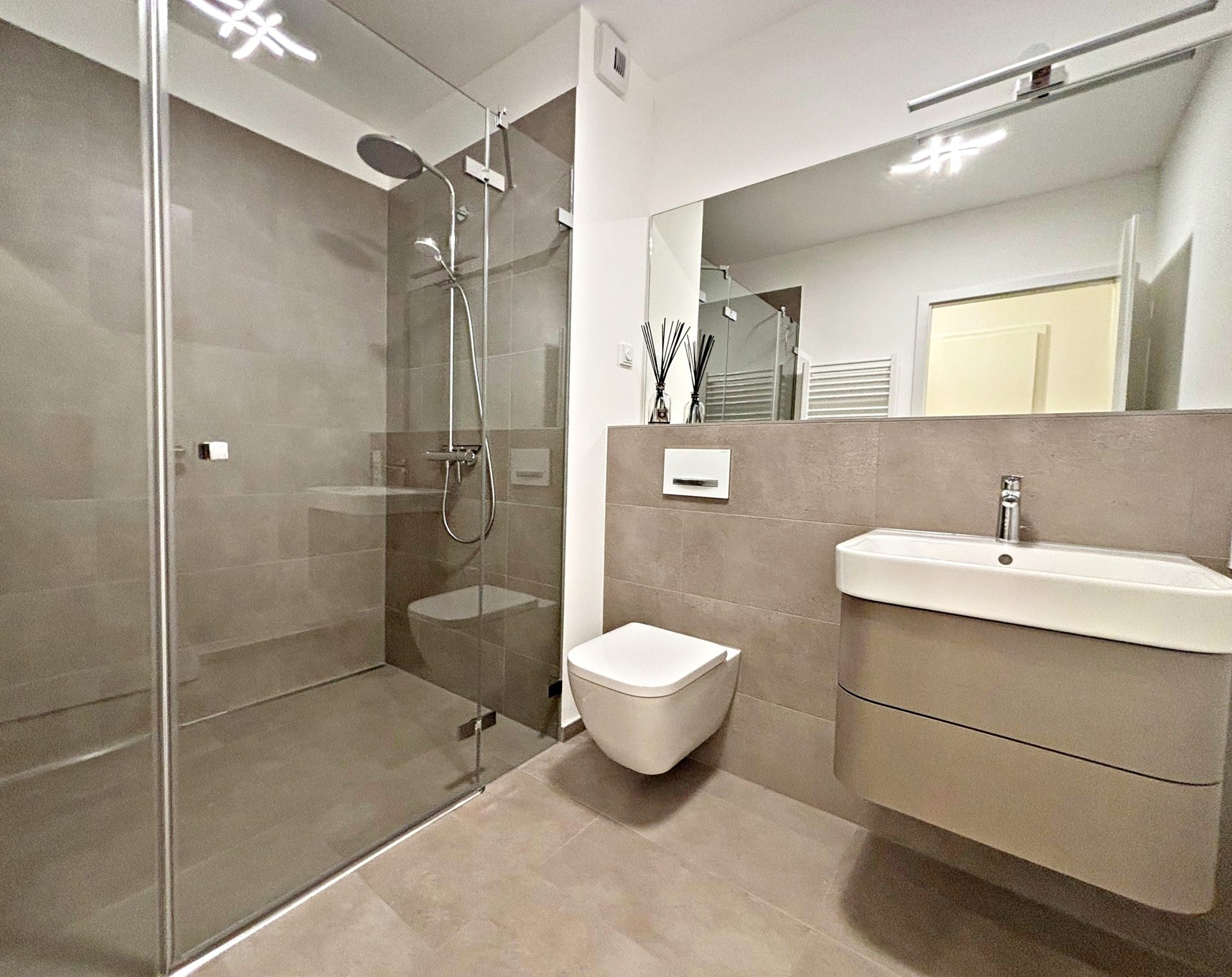 Böcker Wohnimmobilien - Immobilienangebot - Düsseldorf - Alle - Hochwertig möblierte 2-Zimmer-Wohnung mit großzügigem Balkon