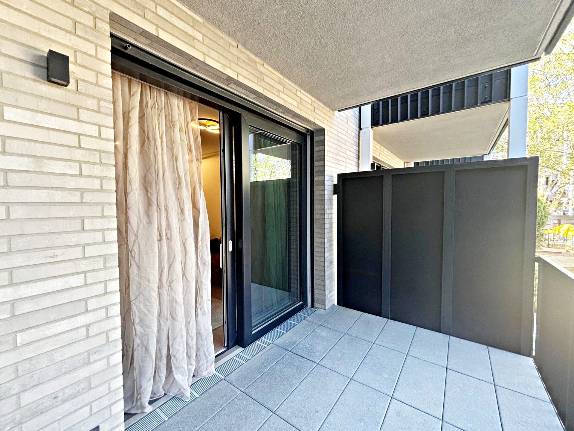 Böcker Wohnimmobilien - Immobilienangebot - Düsseldorf - Alle - Hochwertig möblierte 2-Zimmer-Wohnung mit großzügigem Balkon