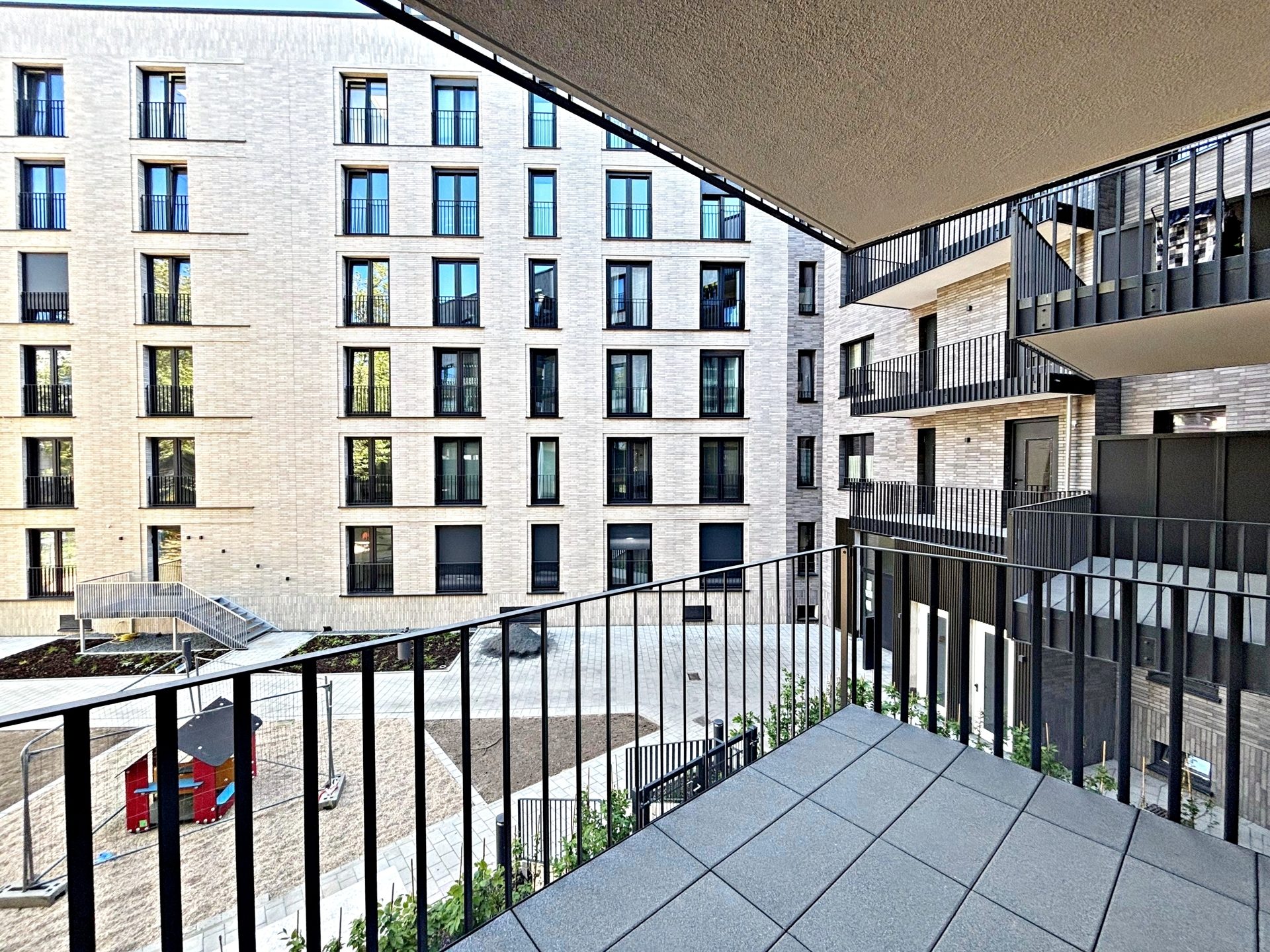 Böcker Wohnimmobilien - Immobilienangebot - Düsseldorf - Alle - Hochwertig möblierte 2-Zimmer-Wohnung mit großzügigem Balkon