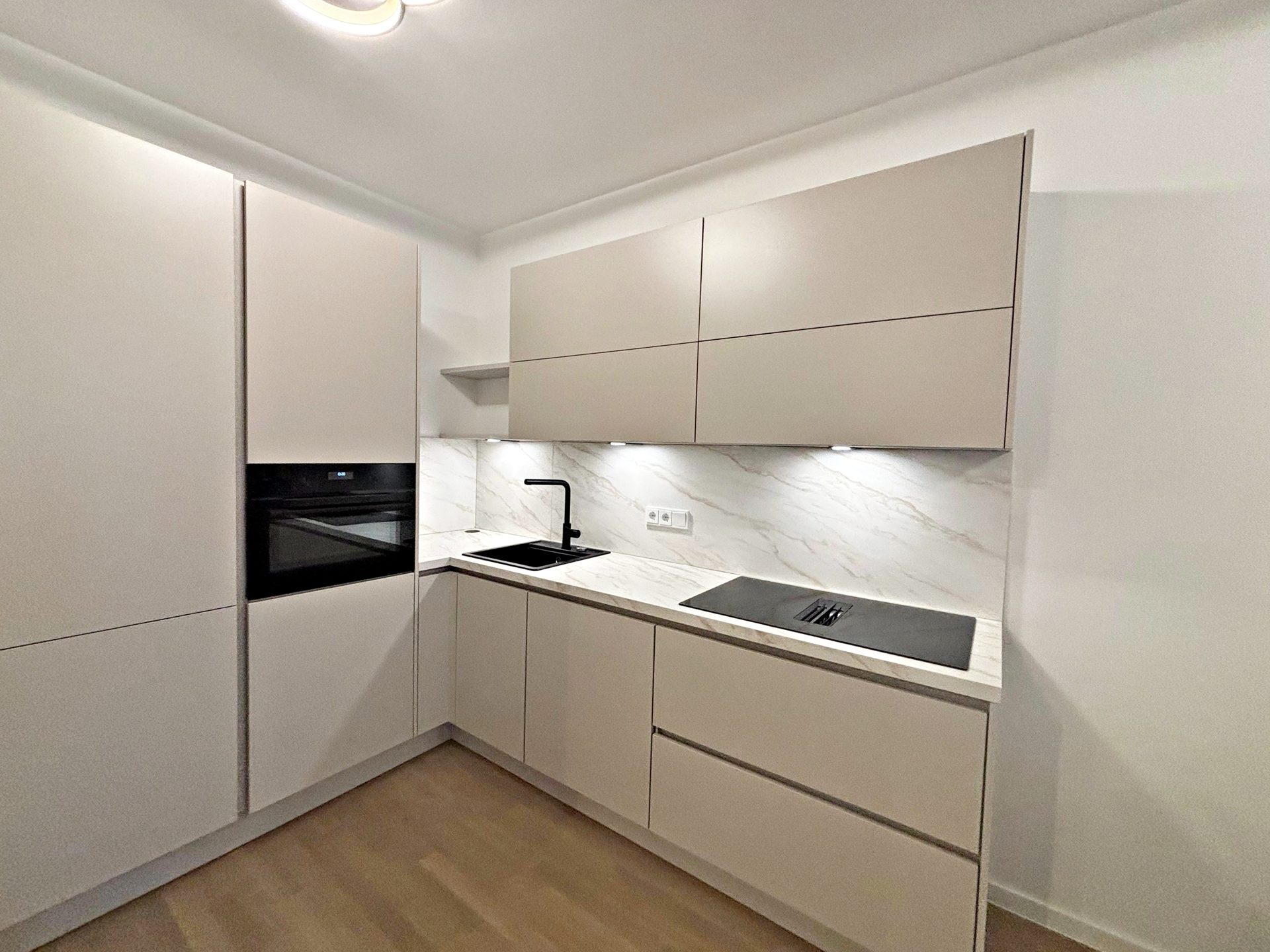 Böcker Wohnimmobilien - Immobilienangebot - Düsseldorf - Alle - Hochwertig möblierte 2-Zimmer-Wohnung mit großzügigem Balkon