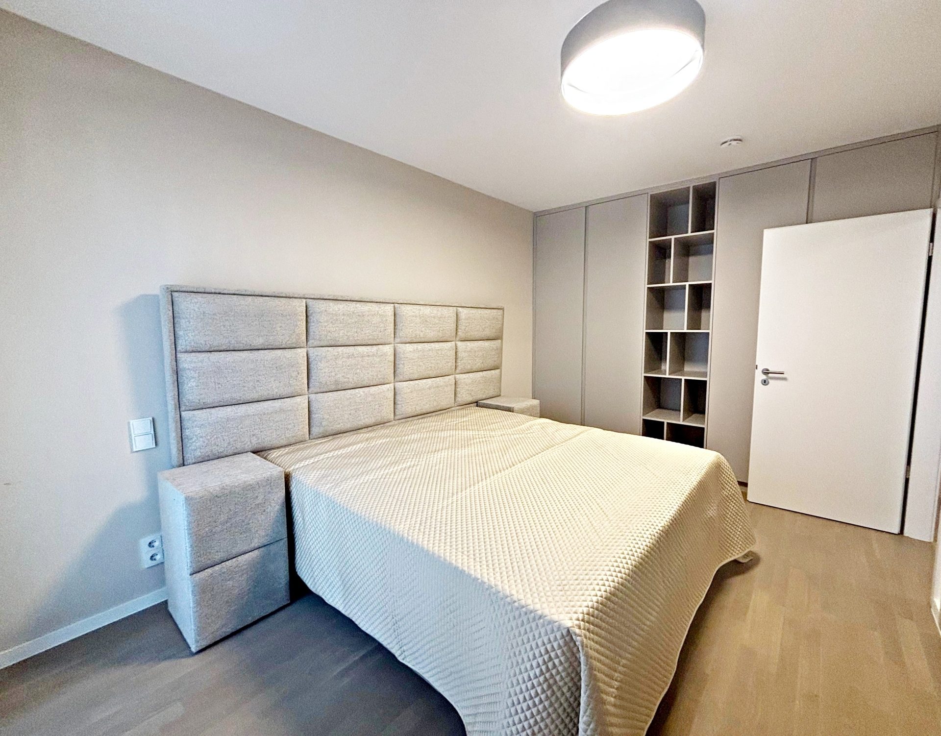 Böcker Wohnimmobilien - Immobilienangebot - Düsseldorf - Alle - Hochwertig möblierte 2-Zimmer-Wohnung mit großzügigem Balkon