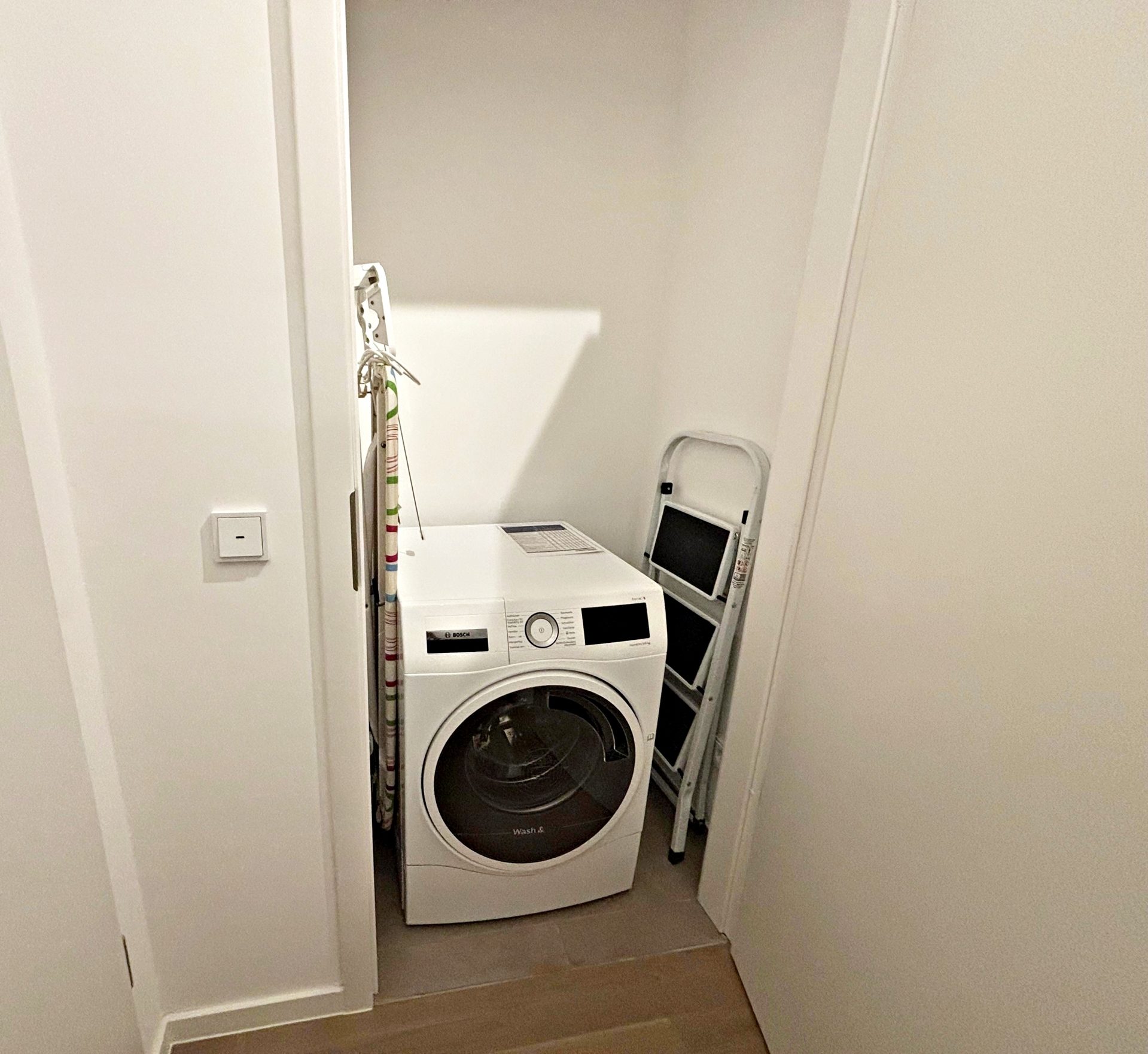 Böcker Wohnimmobilien - Immobilienangebot - Düsseldorf - Alle - Hochwertig möblierte 2-Zimmer-Wohnung mit großzügigem Balkon