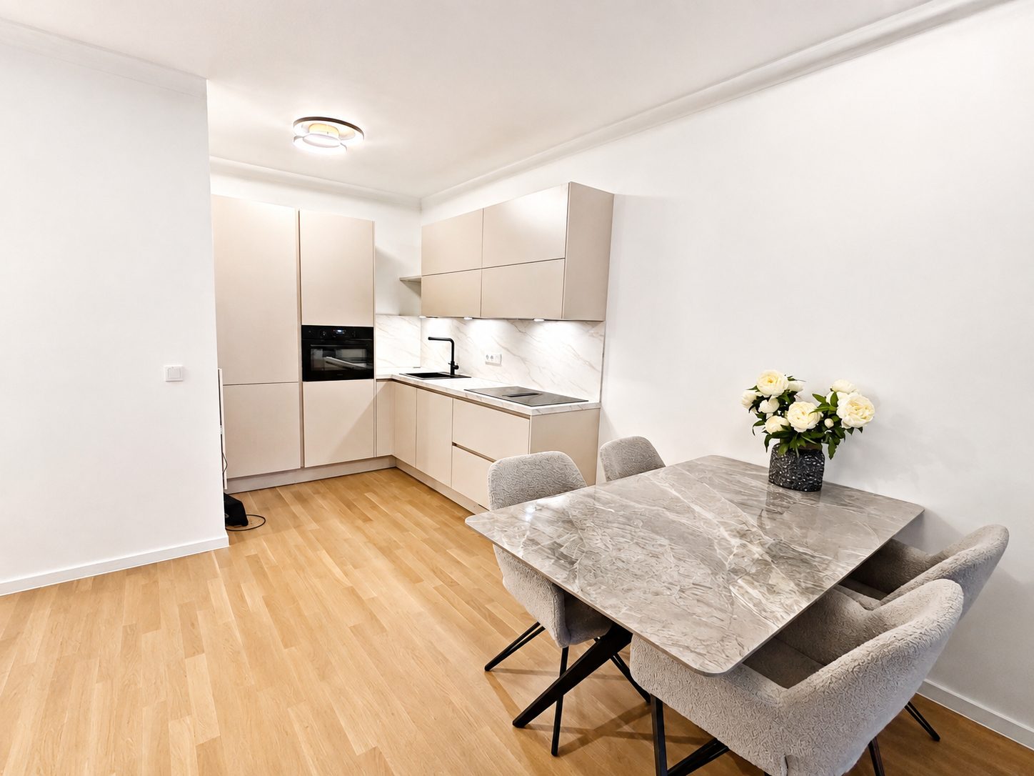 Böcker Wohnimmobilien - Immobilienangebot - Düsseldorf - Alle - Hochwertig möblierte 2-Zimmer-Wohnung mit großzügigem Balkon