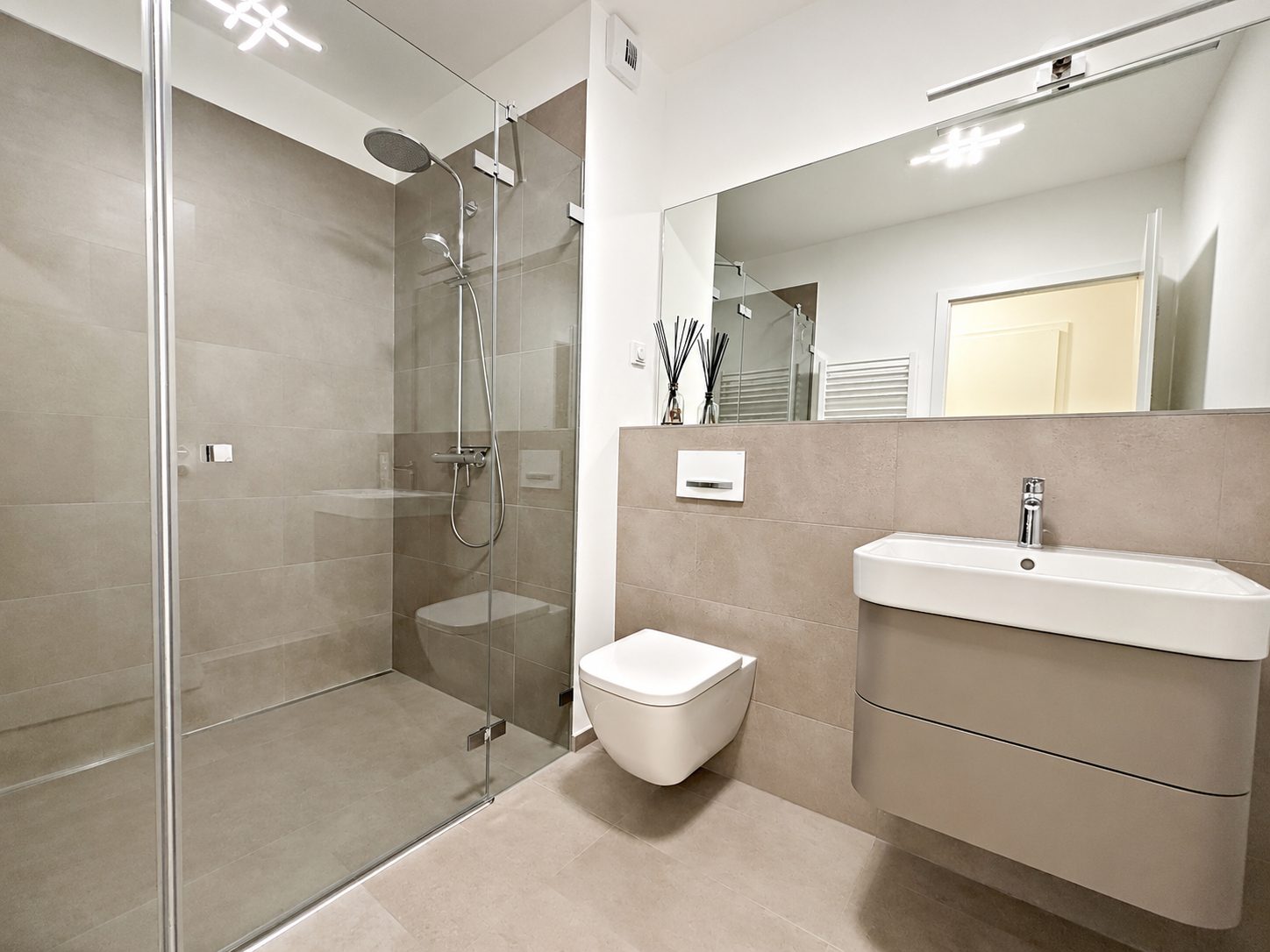 Böcker Wohnimmobilien - Immobilienangebot - Düsseldorf - Alle - Hochwertig möblierte 2-Zimmer-Wohnung mit großzügigem Balkon