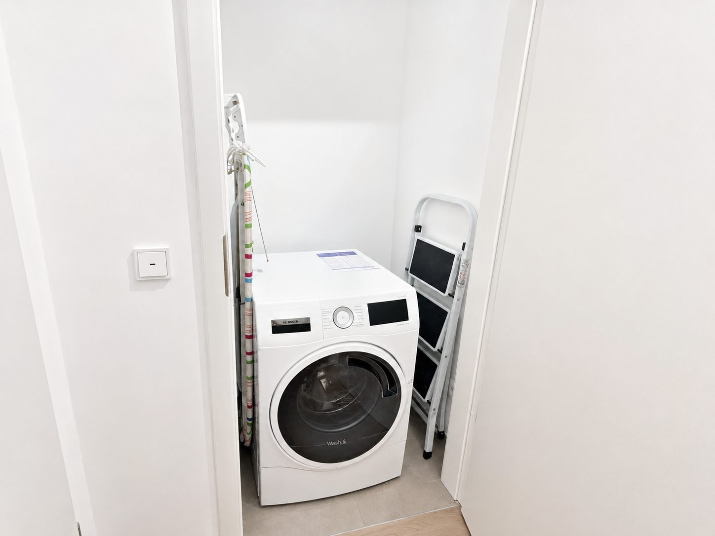 Böcker Wohnimmobilien - Immobilienangebot - Düsseldorf - Alle - Hochwertig möblierte 2-Zimmer-Wohnung mit großzügigem Balkon