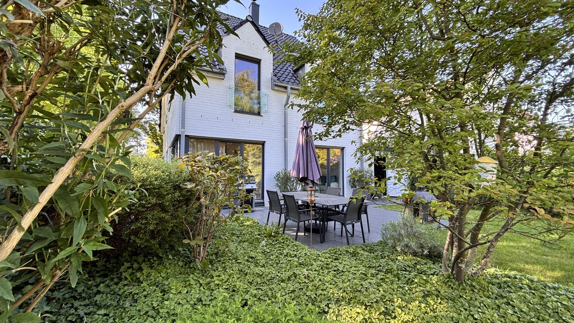Böcker Wohnimmobilien - Immobilienangebot - Düsseldorf / Wittlaer - Alle - Familiendomizil in bester Wohnlage fußläufig zum Rhein