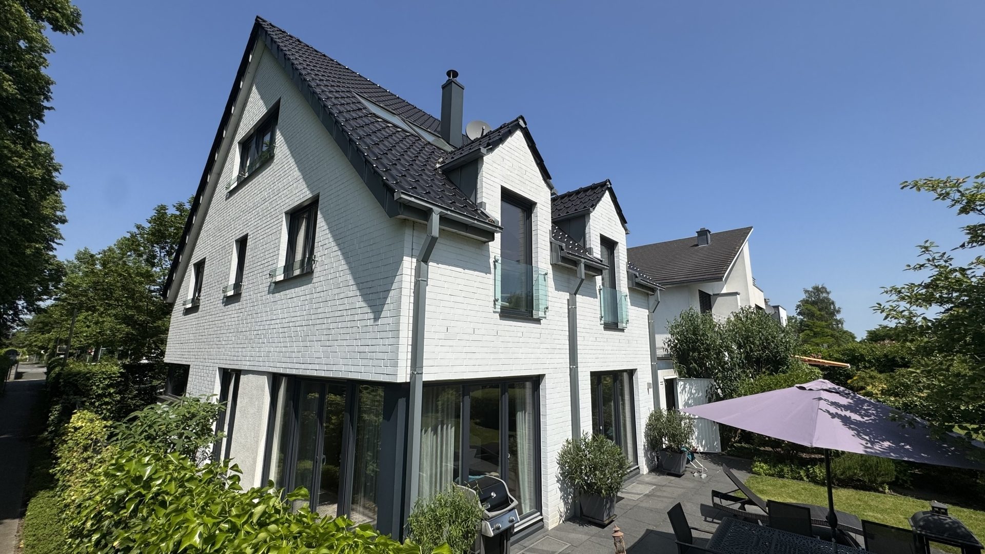 Böcker Wohnimmobilien - Immobilienangebot - Düsseldorf / Wittlaer - Alle - Familiendomizil in bester Wohnlage fußläufig zum Rhein