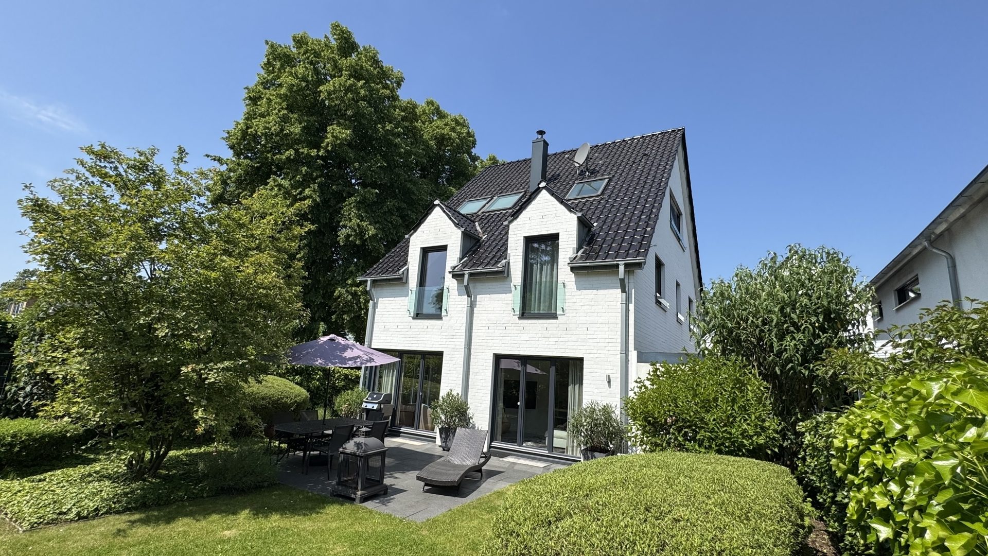 Böcker Wohnimmobilien - Immobilienangebot - Düsseldorf / Wittlaer - Alle - Familiendomizil in bester Wohnlage fußläufig zum Rhein