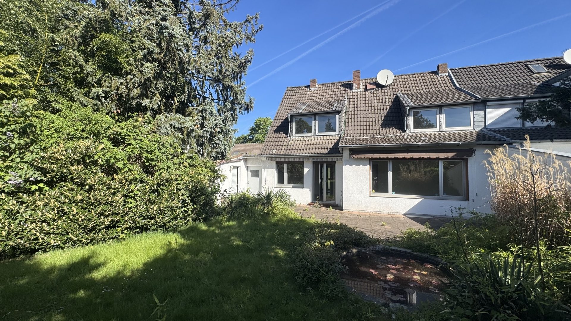 Böcker Wohnimmobilien - Immobilienangebot - Düsseldorf / Unterrath - Alle - Sanierungsbedürftige Doppelhaushälfte mit Traumgrundstück