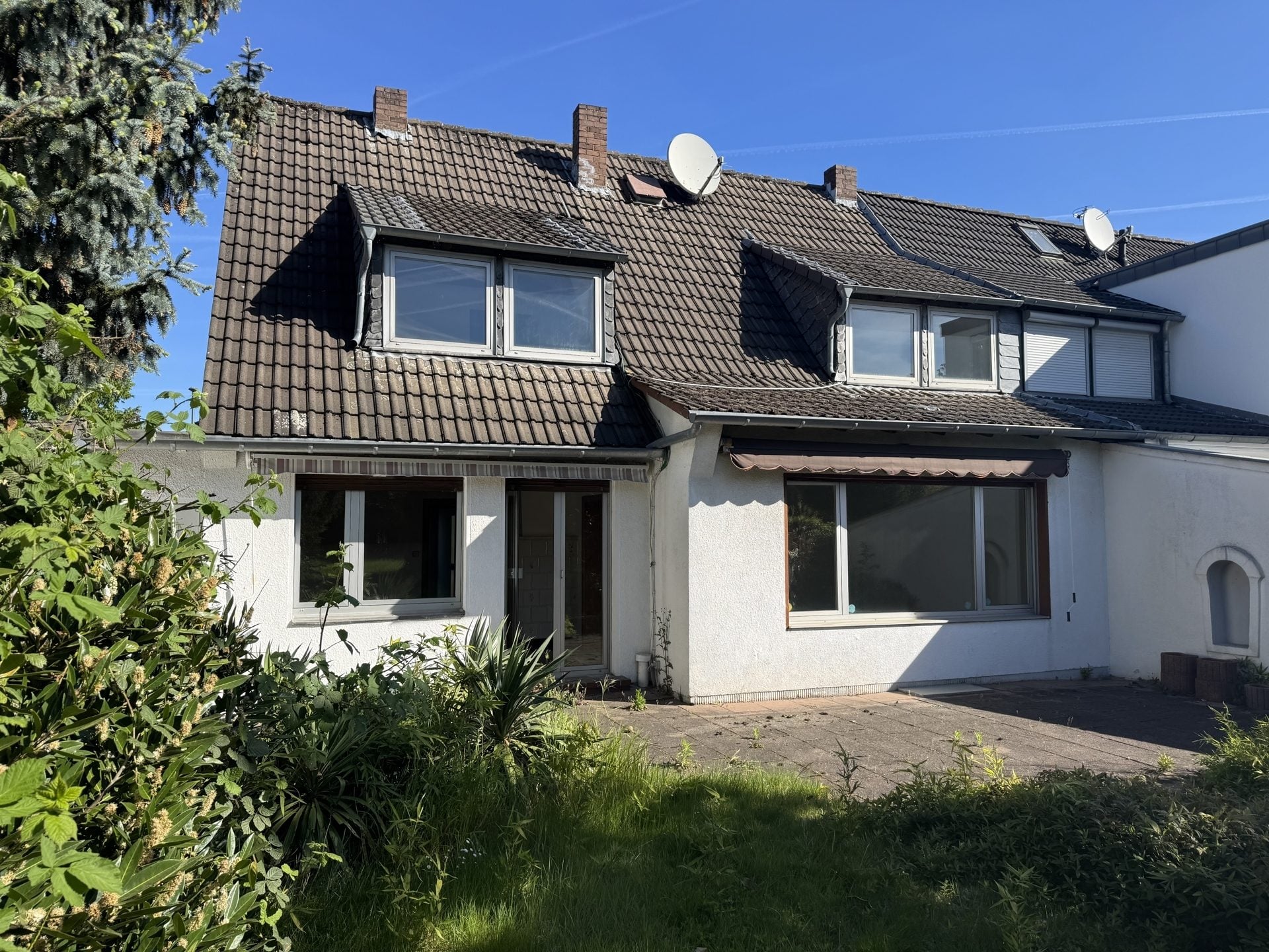Böcker Wohnimmobilien - Immobilienangebot - Düsseldorf / Unterrath - Alle - Sanierungsbedürftige Doppelhaushälfte mit Traumgrundstück