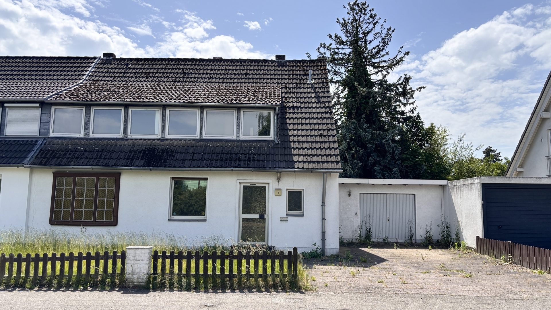 Böcker Wohnimmobilien - Immobilienangebot - Düsseldorf / Unterrath - Alle - Sanierungsbedürftige Doppelhaushälfte mit Traumgrundstück