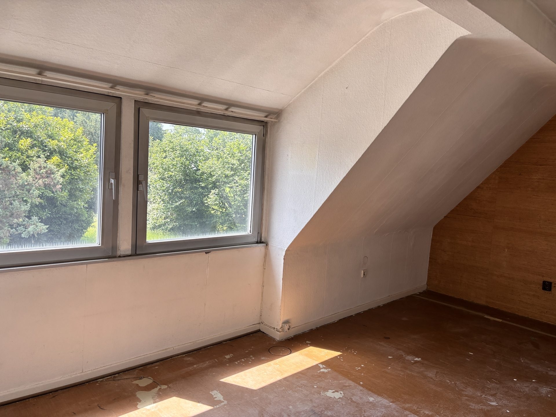 Böcker Wohnimmobilien - Immobilienangebot - Düsseldorf / Unterrath - Alle - Sanierungsbedürftige Doppelhaushälfte mit Traumgrundstück