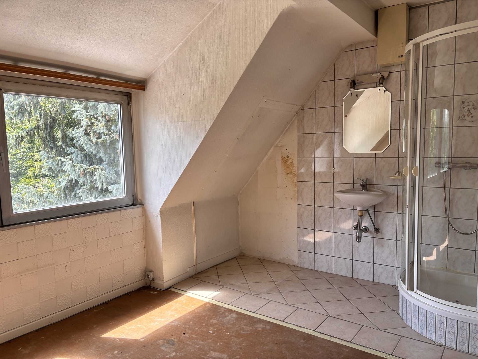 Böcker Wohnimmobilien - Immobilienangebot - Düsseldorf / Unterrath - Alle - Sanierungsbedürftige Doppelhaushälfte mit Traumgrundstück