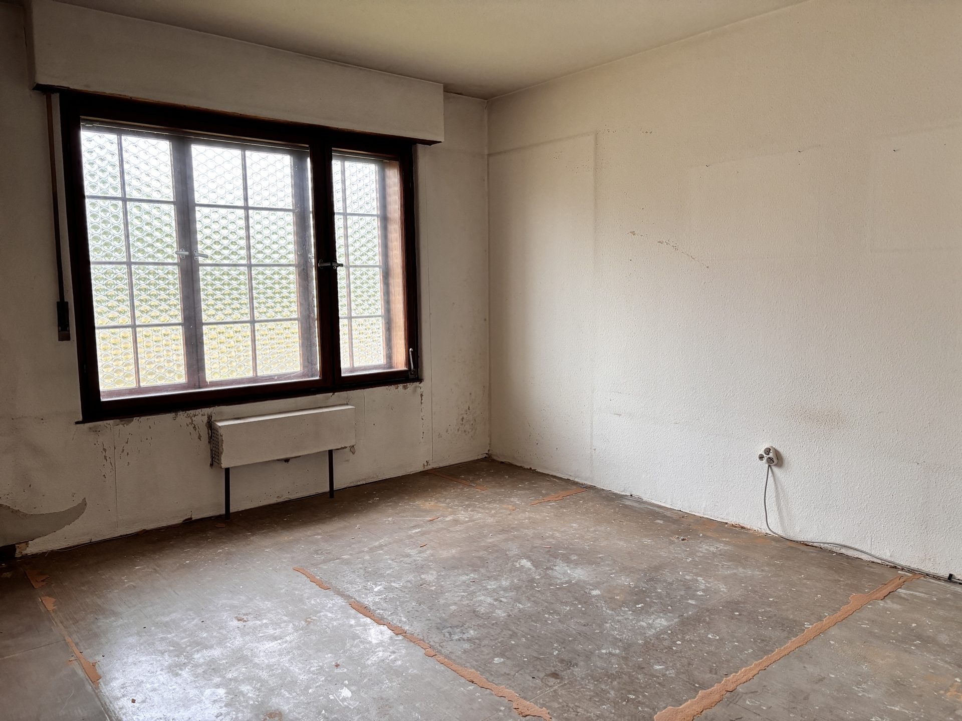 Böcker Wohnimmobilien - Immobilienangebot - Düsseldorf / Unterrath - Alle - Sanierungsbedürftige Doppelhaushälfte mit Traumgrundstück