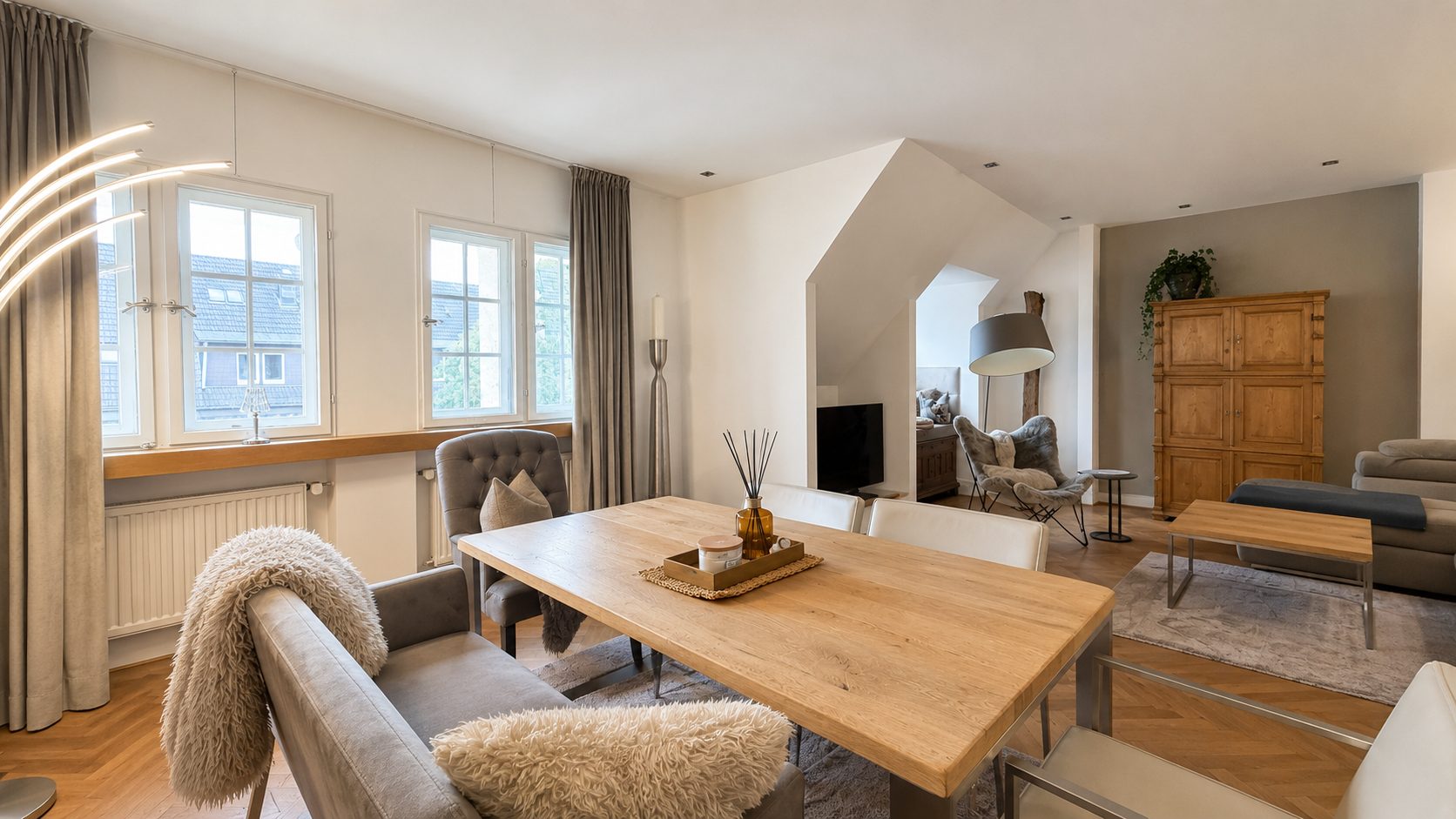 Böcker Wohnimmobilien - Immobilienangebot - Düsseldorf / Düsseltal - Alle - Begehrtes Düsseltal - Großzügige und geschmackvolle 2-Zimmer Altbauwohnung