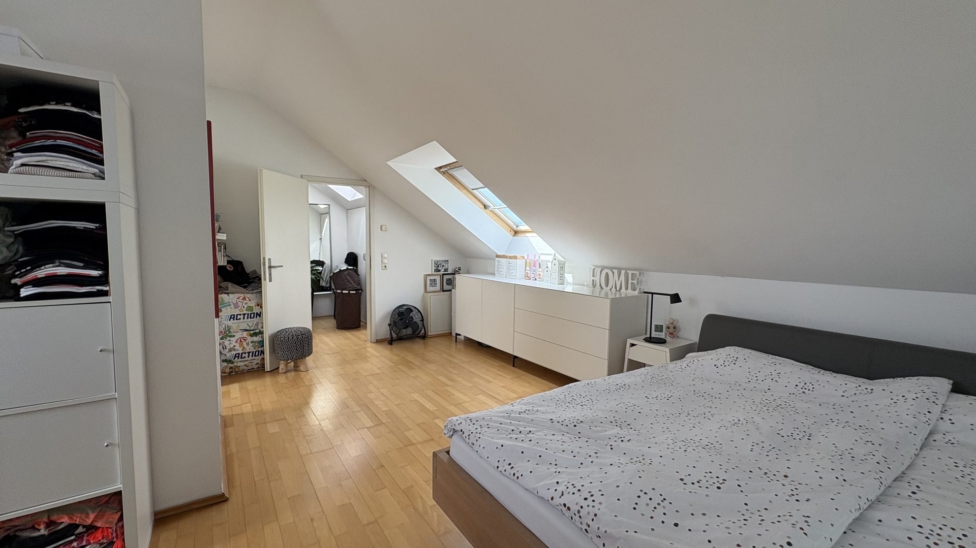 Böcker Wohnimmobilien - Immobilienangebot - Düsseldorf - Alle - Moderne 3-Zimmer-Maisonette mit Balkon und Einbauküche