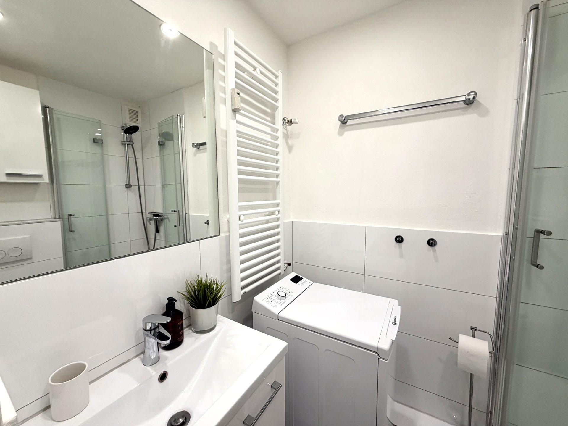 Böcker Wohnimmobilien - Immobilienangebot - Meerbusch / Büderich - Alle - Stilvoll möblierte 1-Zimmer-Wohnung mit Balkon in begehrter Lage von Meerbusch-Büderich