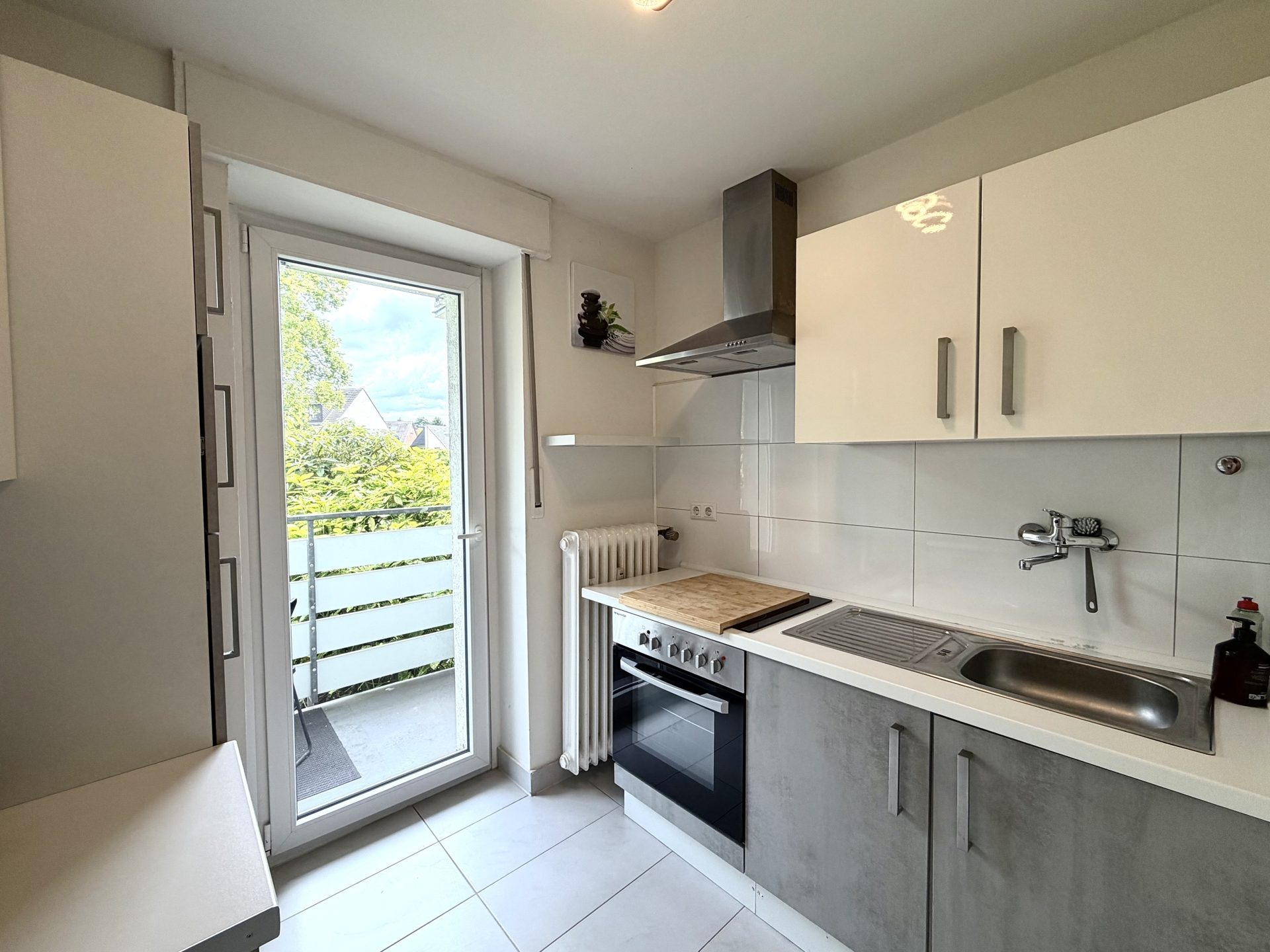 Böcker Wohnimmobilien - Immobilienangebot - Meerbusch / Büderich - Alle - Stilvoll möblierte 1-Zimmer-Wohnung mit Balkon in begehrter Lage von Meerbusch-Büderich