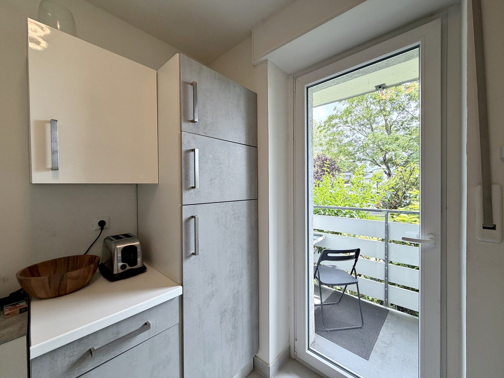 Böcker Wohnimmobilien - Immobilienangebot - Meerbusch / Büderich - Alle - Stilvoll möblierte 1-Zimmer-Wohnung mit Balkon in begehrter Lage von Meerbusch-Büderich