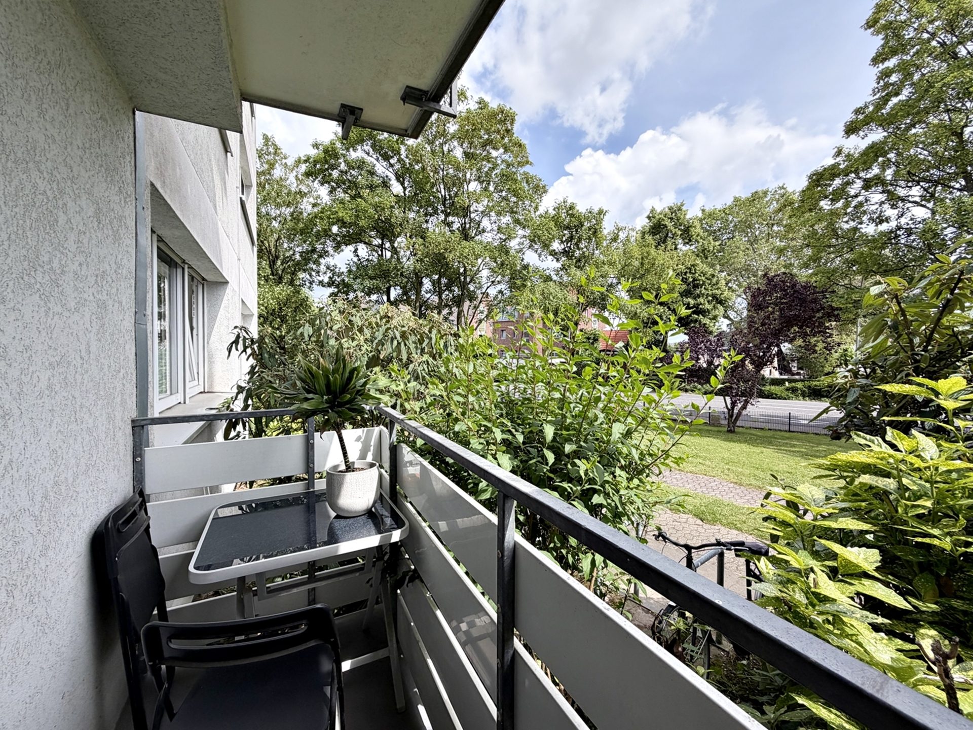 Böcker Wohnimmobilien - Immobilienangebot - Meerbusch / Büderich - Alle - Stilvoll möblierte 1-Zimmer-Wohnung mit Balkon in begehrter Lage von Meerbusch-Büderich