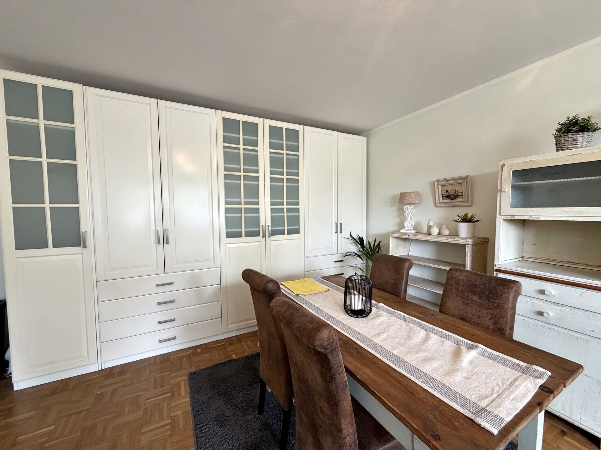 Böcker Wohnimmobilien - Immobilienangebot - Meerbusch / Büderich - Alle - Stilvoll möblierte 1-Zimmer-Wohnung mit Balkon in begehrter Lage von Meerbusch-Büderich