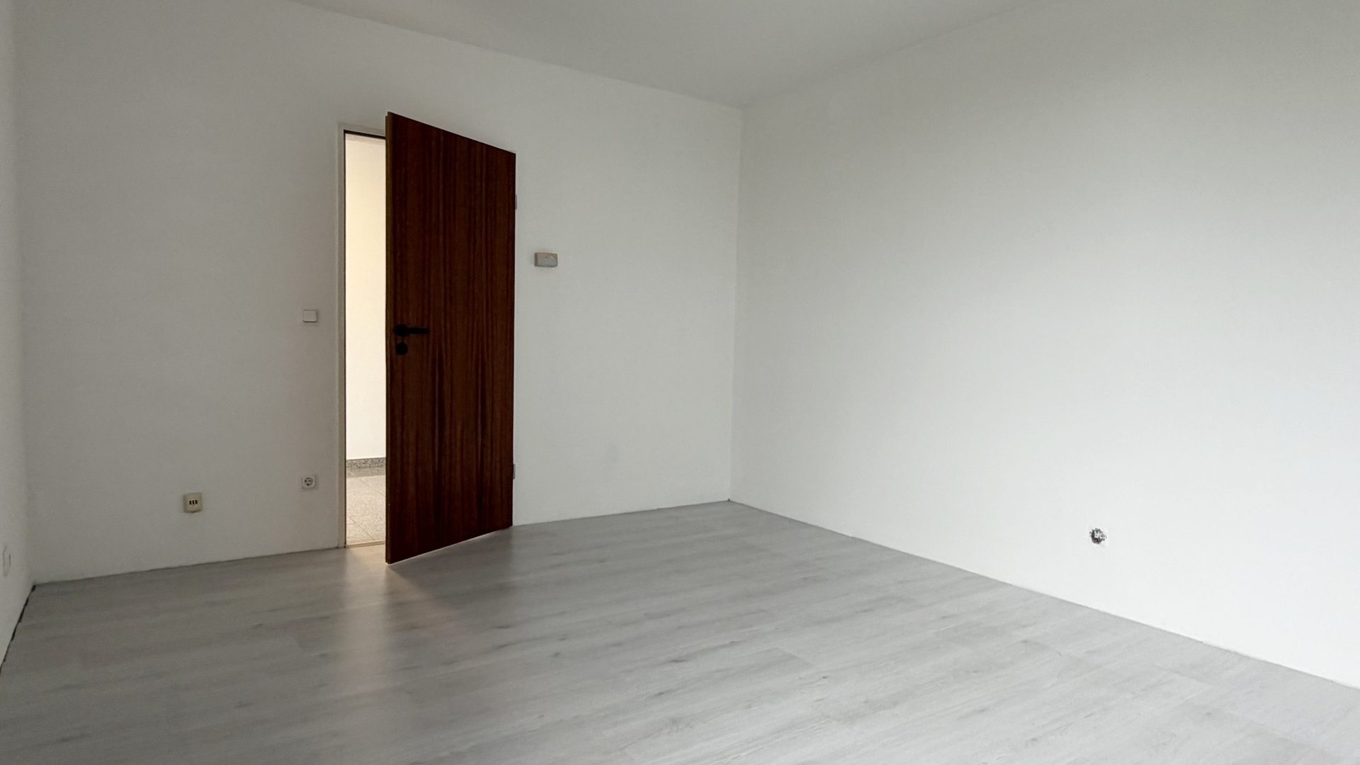 Böcker Wohnimmobilien - Immobilienangebot - Duisburg / Großenbaum - Alle - 2-Zimmer-Wohnung in Waldnähe mit Einbauküche, Sonnenbalkon und Aufzug