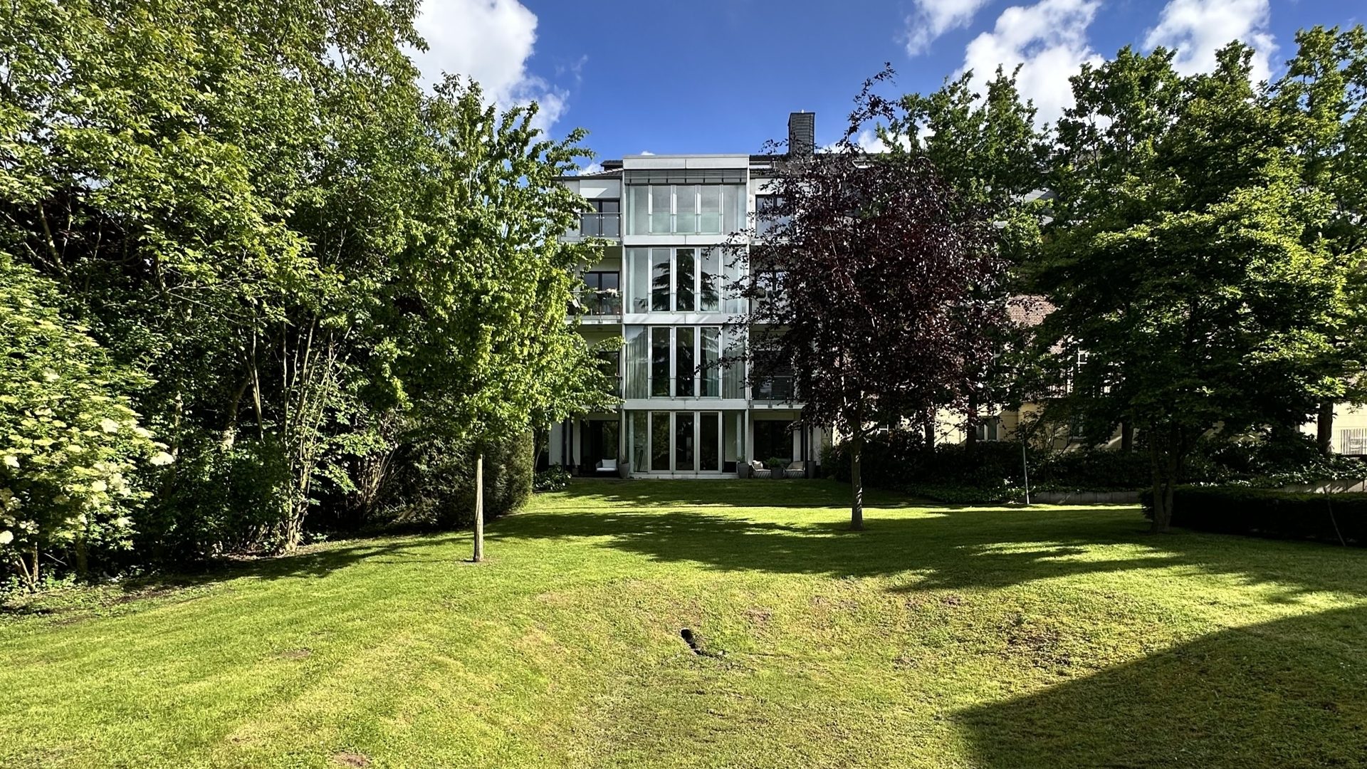 Böcker Wohnimmobilien - Immobilienangebot - Düsseldorf / Kaiserswerth - Alle - Grünes Wohnen mit Blick auf die Rheinauen - 4-Zimmer-Wohnung in Kaiserswerth