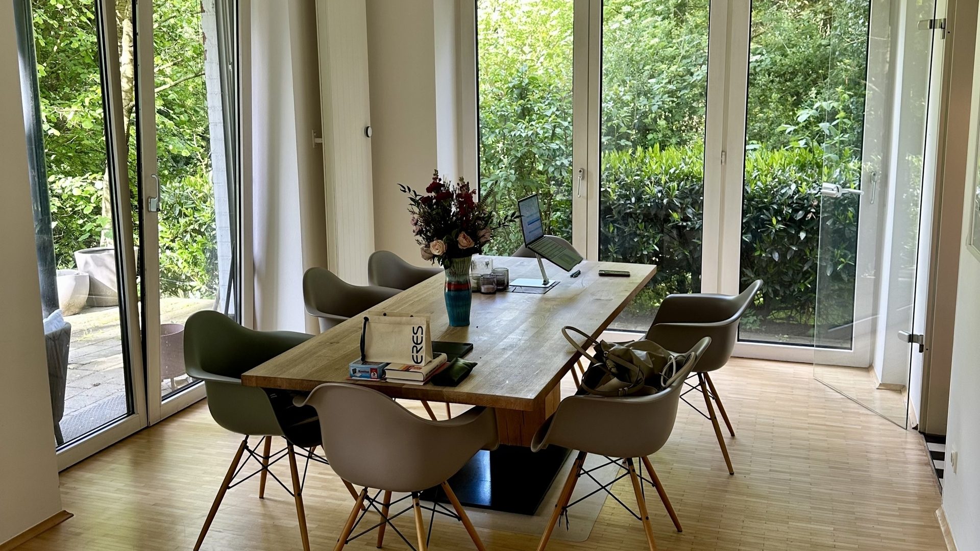 Böcker Wohnimmobilien - Immobilienangebot - Düsseldorf / Kaiserswerth - Alle - Grünes Wohnen mit Blick auf die Rheinauen - 4-Zimmer-Wohnung in Kaiserswerth