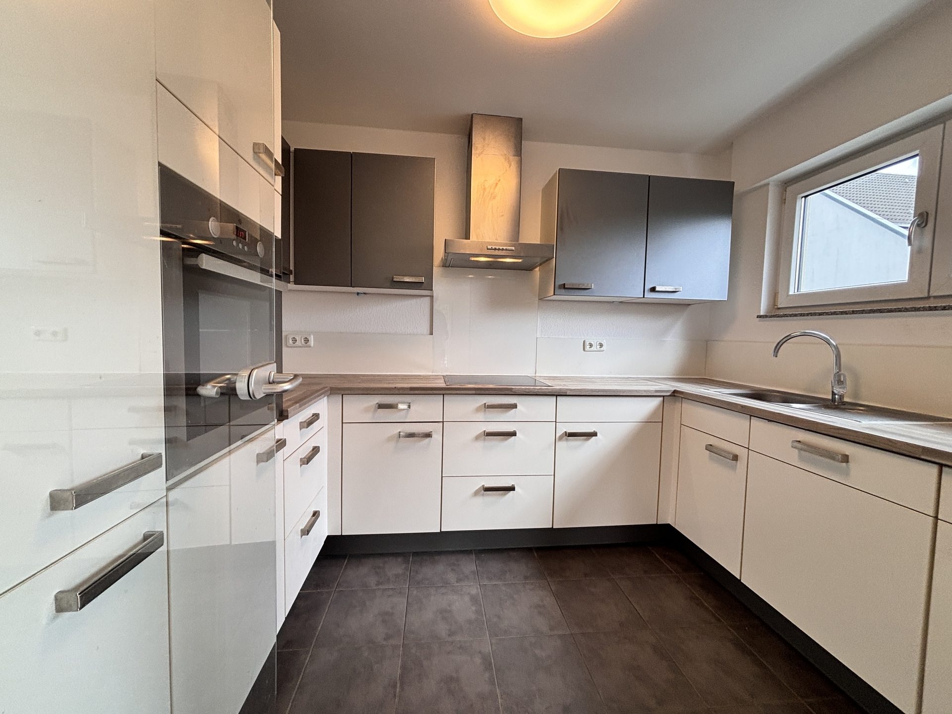 Böcker Wohnimmobilien - Immobilienangebot - Düsseldorf / Wittlaer - Alle - Attraktive 3-Zimmer-Wohnung mit Balkon in verkehrsgünstiger Lage