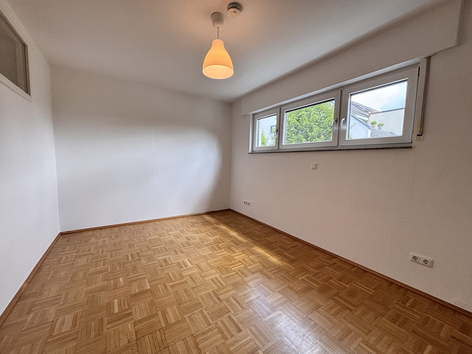 Böcker Wohnimmobilien - Immobilienangebot - Düsseldorf / Wittlaer - Alle - Attraktive 3-Zimmer-Wohnung mit Balkon in verkehrsgünstiger Lage