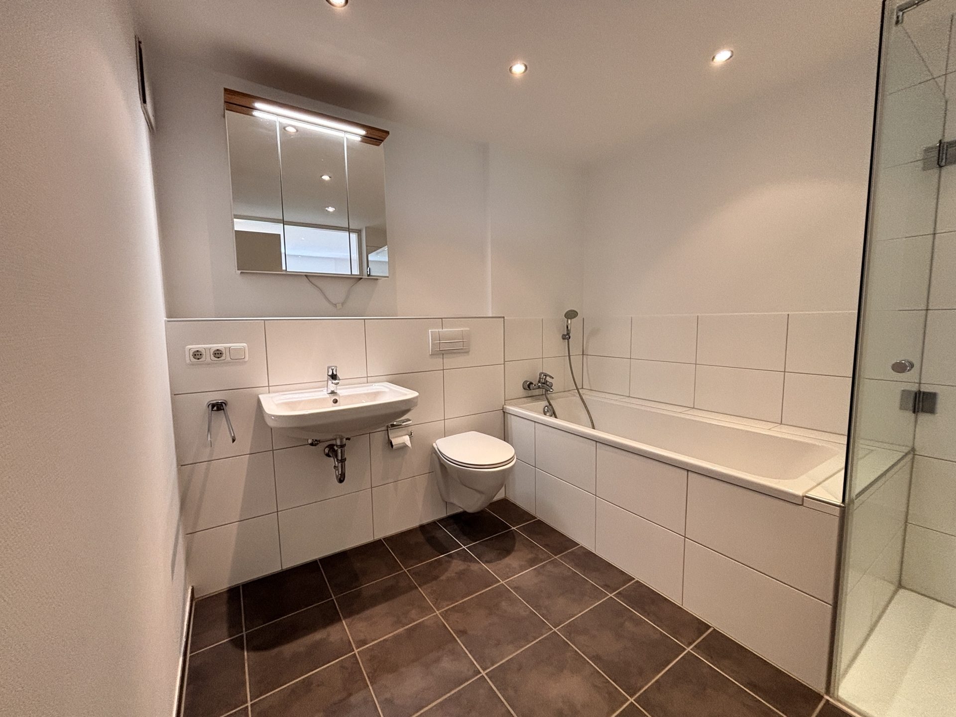 Böcker Wohnimmobilien - Immobilienangebot - Düsseldorf / Wittlaer - Alle - Attraktive 3-Zimmer-Wohnung mit Balkon in verkehrsgünstiger Lage