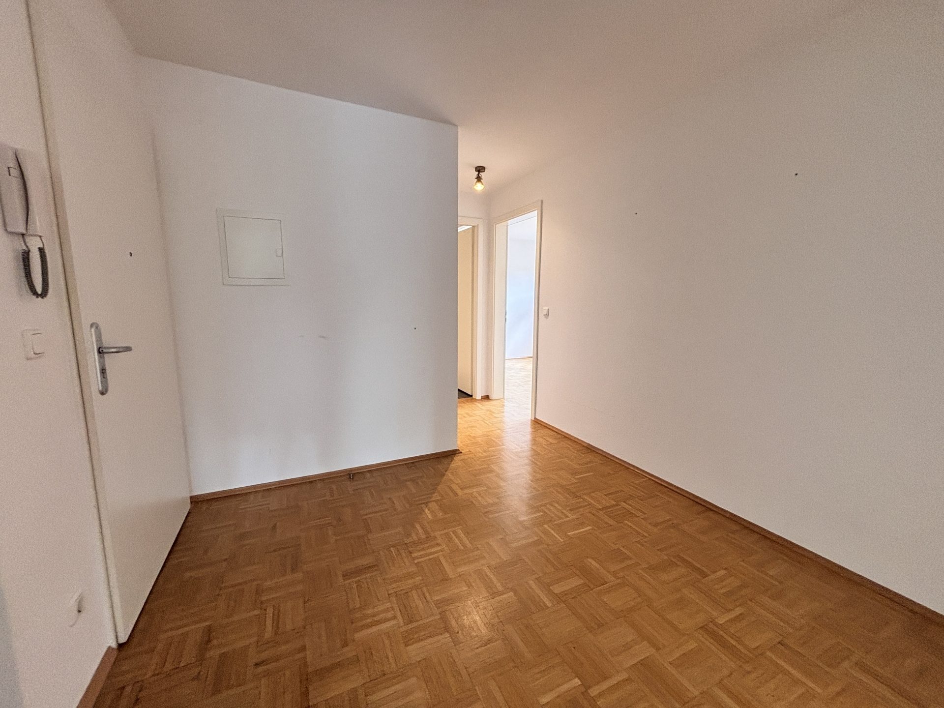 Böcker Wohnimmobilien - Immobilienangebot - Düsseldorf / Wittlaer - Alle - Attraktive 3-Zimmer-Wohnung mit Balkon in verkehrsgünstiger Lage