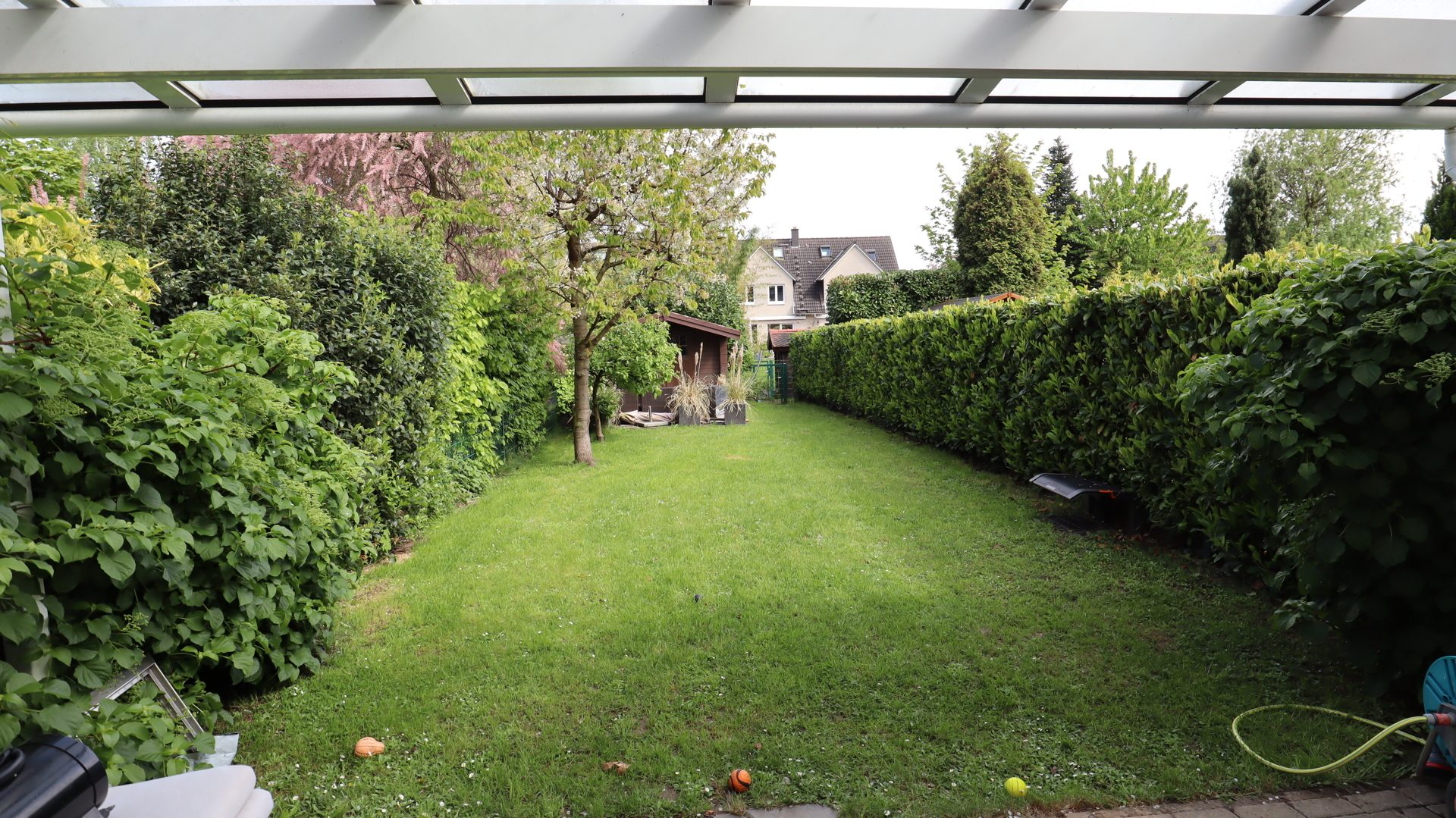 Böcker Wohnimmobilien - Immobilienangebot - Düsseldorf / Einbrungen - Alle - Charmantes Reihenhaus in Einbrungen - Top-Zustand - Sauna - EB