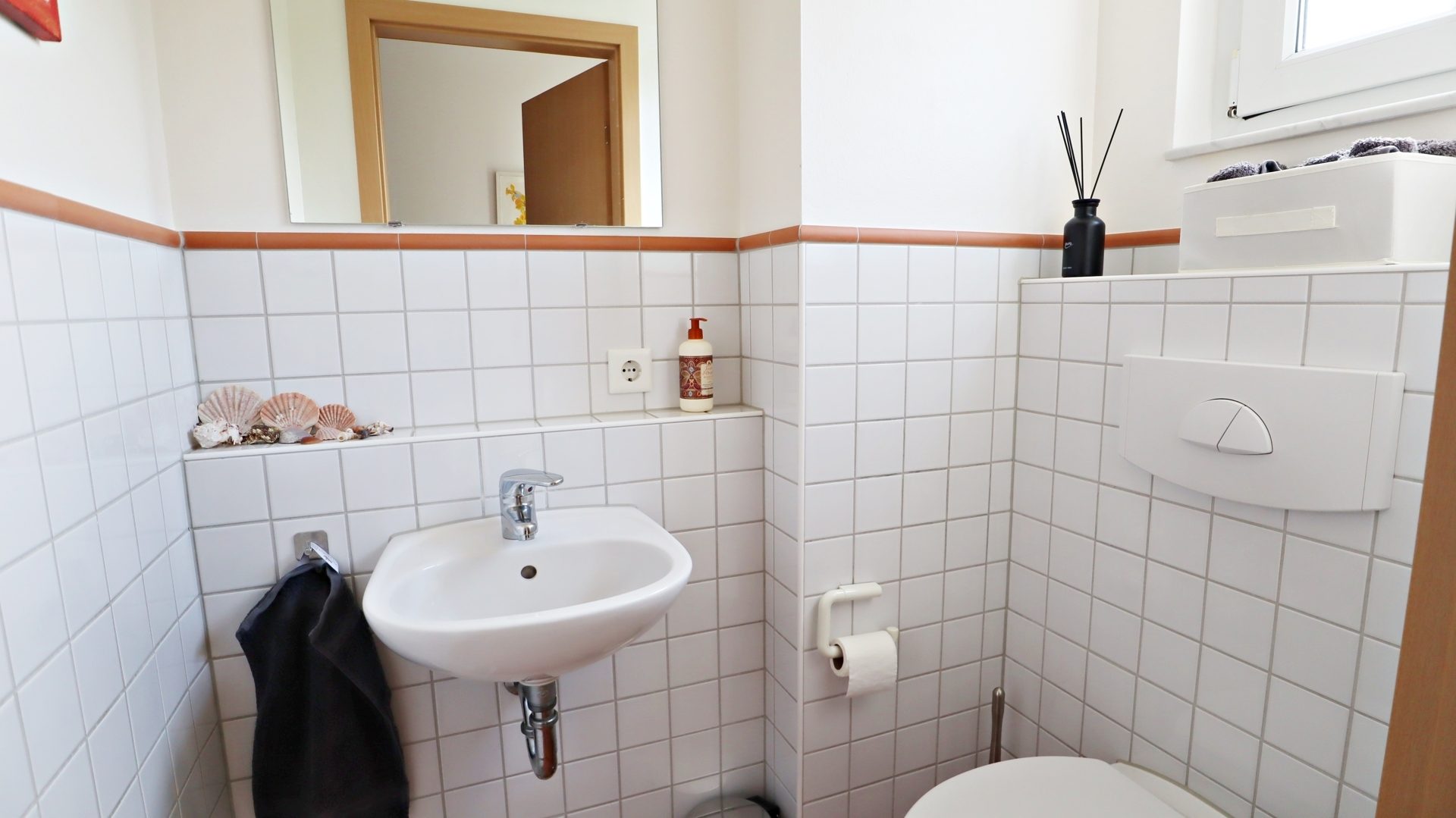 Böcker Wohnimmobilien - Immobilienangebot - Düsseldorf / Einbrungen - Alle - Charmantes Reihenhaus in Einbrungen - Top-Zustand - Sauna - EB