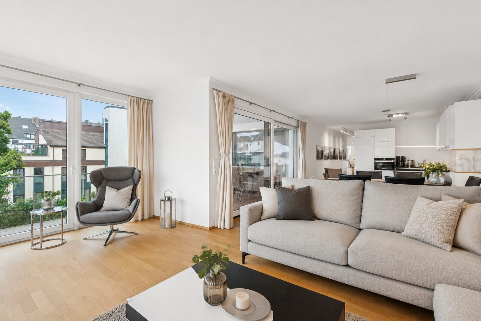 Böcker Wohnimmobilien - Immobilienangebot - Düsseldorf-Pempelfort - Alle - Großzügige 4-Zimmer-Eigentumswohnung mit Loggia, Aufzug und ruhiger Innenhoflage
