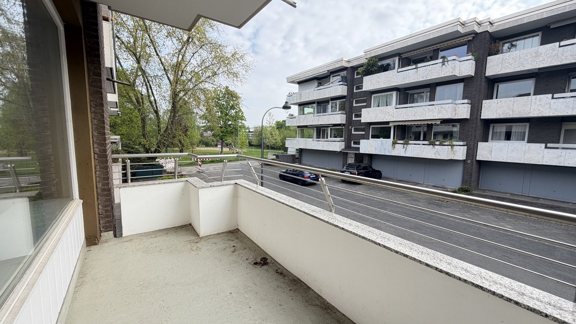 Böcker Wohnimmobilien - Immobilienangebot - Düsseldorf / Niederkassel - Alle - Attraktive Wohnkombination: Familienwohnung mit modernisiertem Studio & Garage