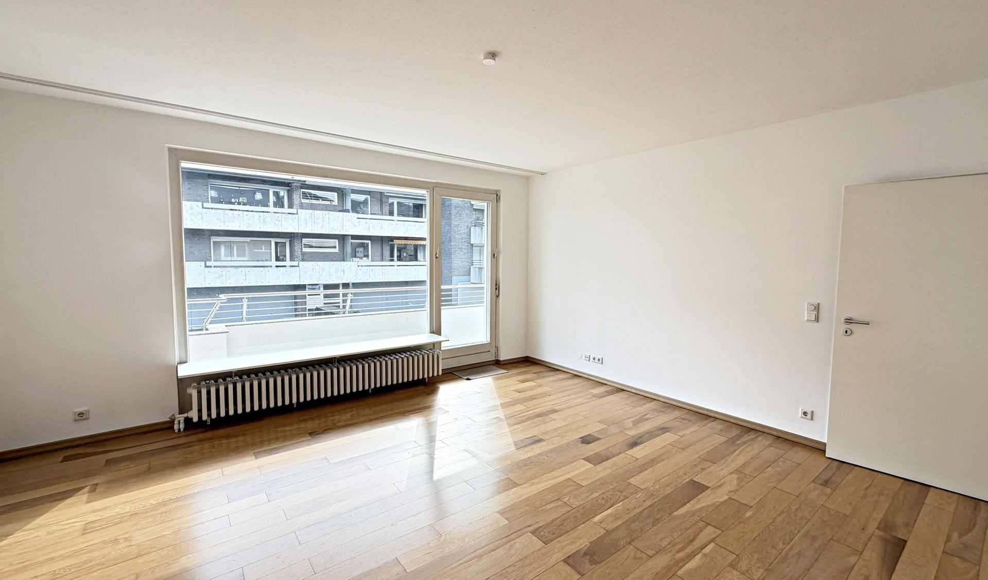 Böcker Wohnimmobilien - Immobilienangebot - Düsseldorf / Niederkassel - Alle - Attraktive Wohnkombination: Familienwohnung mit modernisiertem Studio & Garage