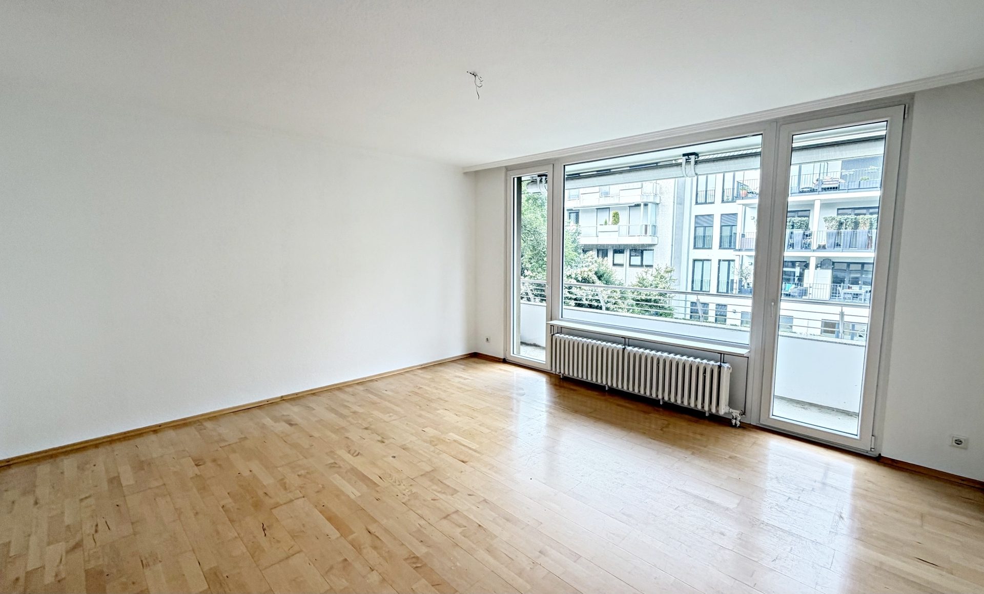Böcker Wohnimmobilien - Immobilienangebot - Düsseldorf / Niederkassel - Alle - Attraktive Wohnkombination: Familienwohnung mit modernisiertem Studio & Garage