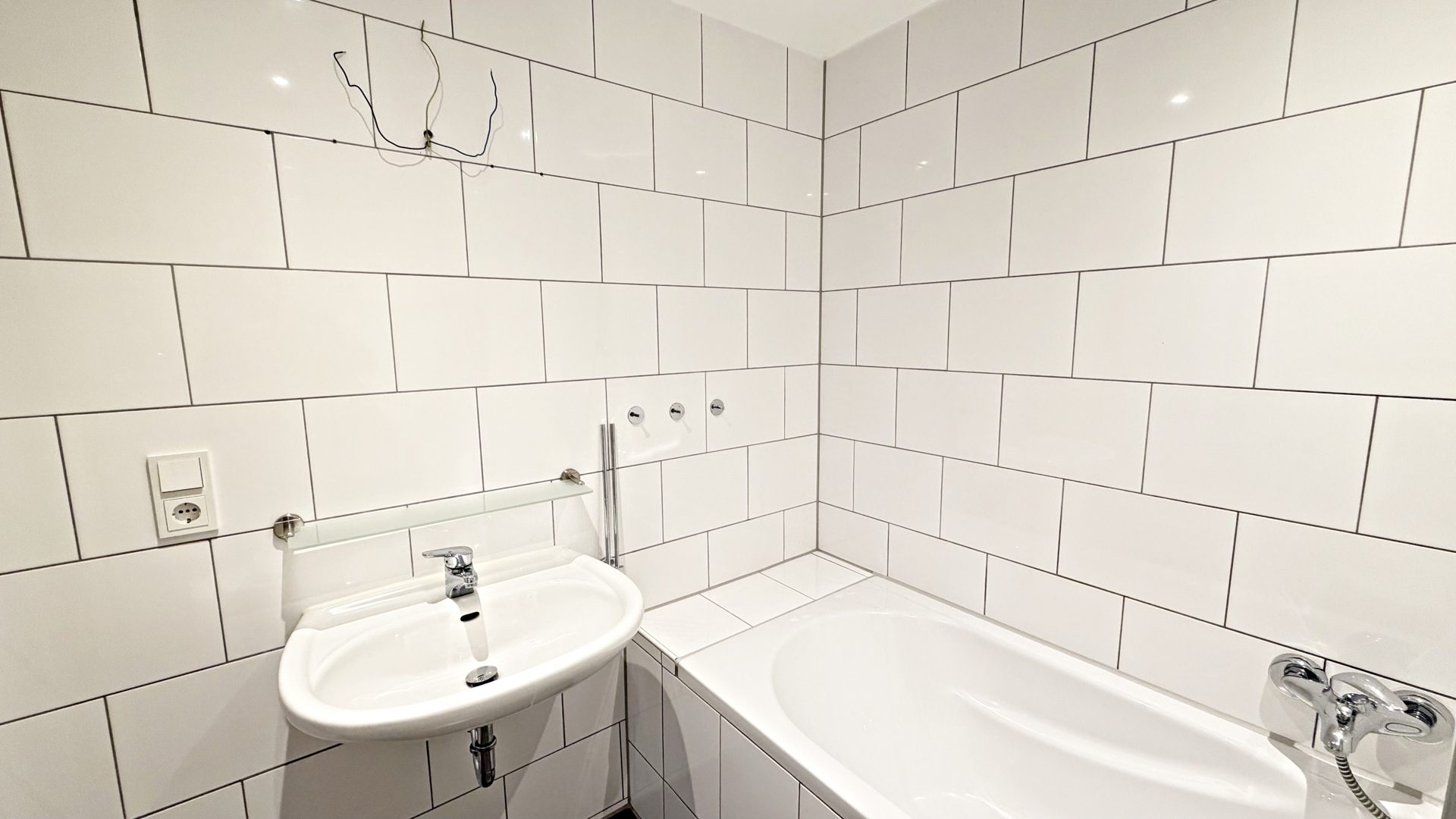 Böcker Wohnimmobilien - Immobilienangebot - Düsseldorf / Niederkassel - Alle - Attraktive Wohnkombination: Familienwohnung mit modernisiertem Studio & Garage