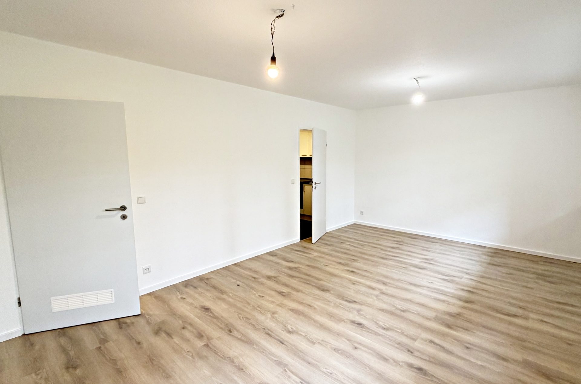 Böcker Wohnimmobilien - Immobilienangebot - Düsseldorf / Niederkassel - Alle - Attraktive Wohnkombination: Familienwohnung mit modernisiertem Studio & Garage