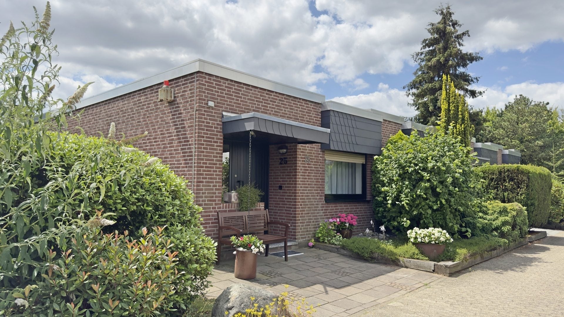 Böcker Wohnimmobilien - Immobilienangebot - Ratingen - Alle - Bungalow in Homberg: ruhig, gepflegt und familienfreundlich