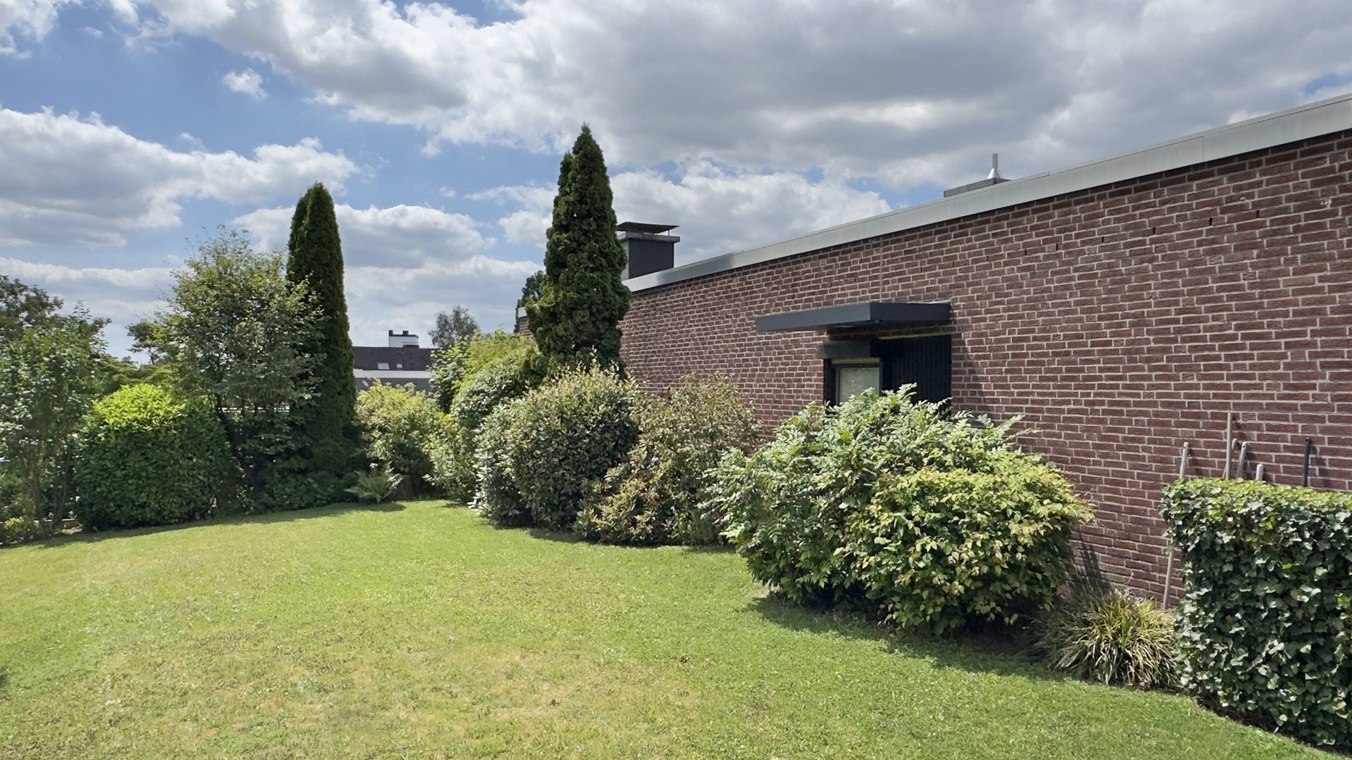 Böcker Wohnimmobilien - Immobilienangebot - Ratingen - Alle - Bungalow in Homberg: ruhig, gepflegt und familienfreundlich