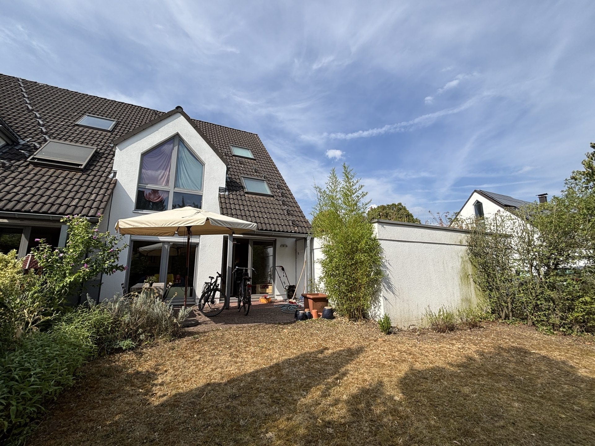Böcker Wohnimmobilien - Immobilienangebot - Düsseldorf-Kaiserswerth - Alle - Gepflegtes Reihenendhaus mit viel Platz für die ganze Familie