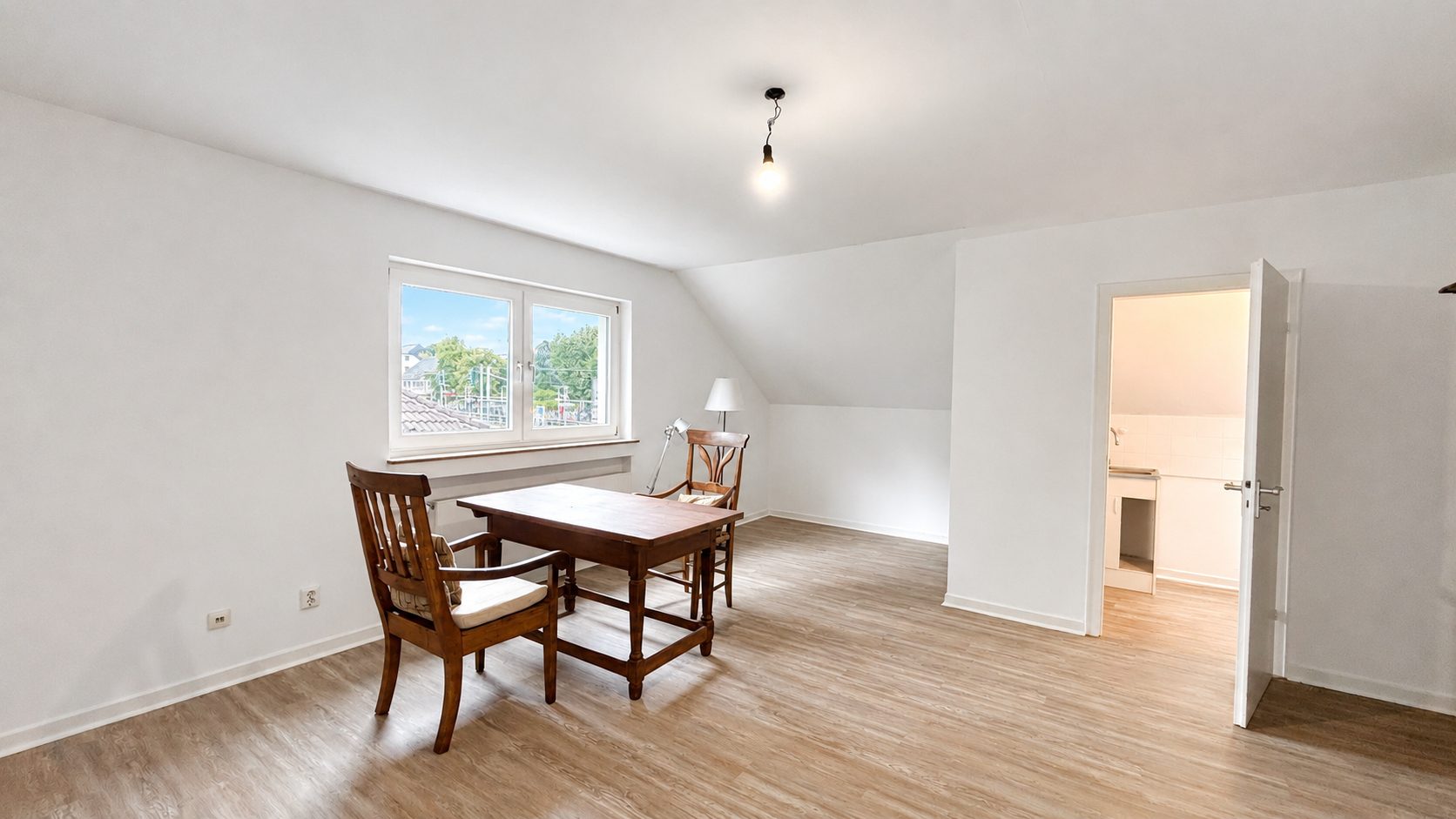 Böcker Wohnimmobilien - Immobilienangebot - Düsseldorf / Kaiserswerth - Alle - Freistehendes und großzügiges Einfamilienhaus mit Einliegerwohnung