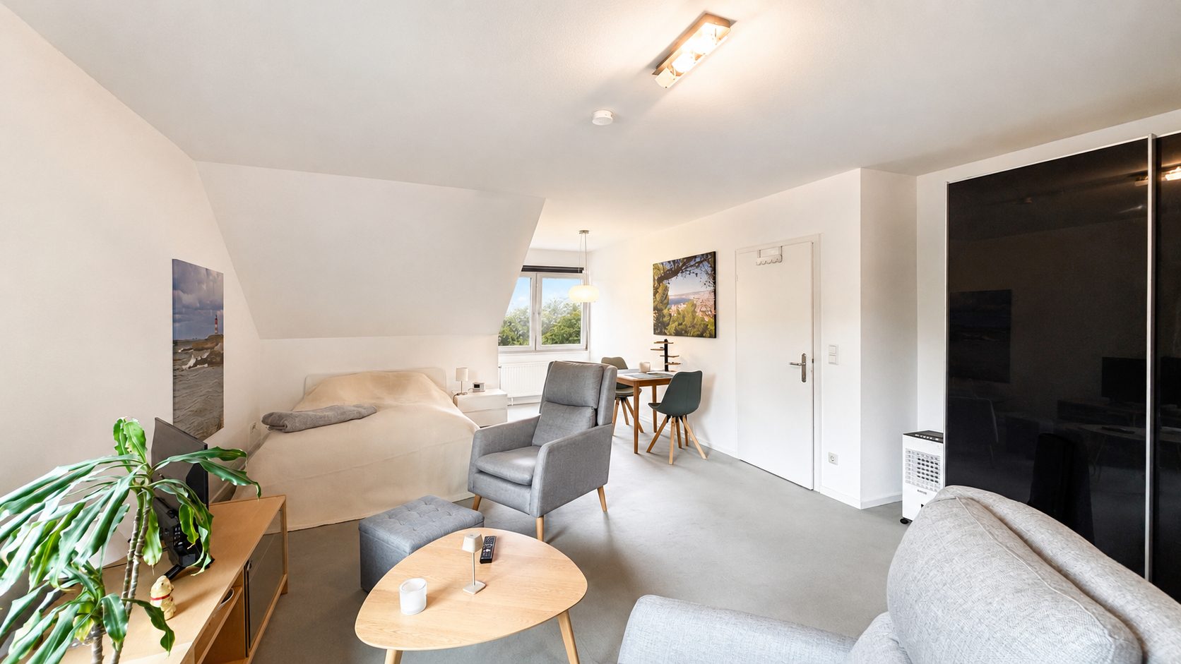 Böcker Wohnimmobilien - Immobilienangebot - Düsseldorf / Kaiserswerth - Alle - Freistehendes und großzügiges Einfamilienhaus mit Einliegerwohnung