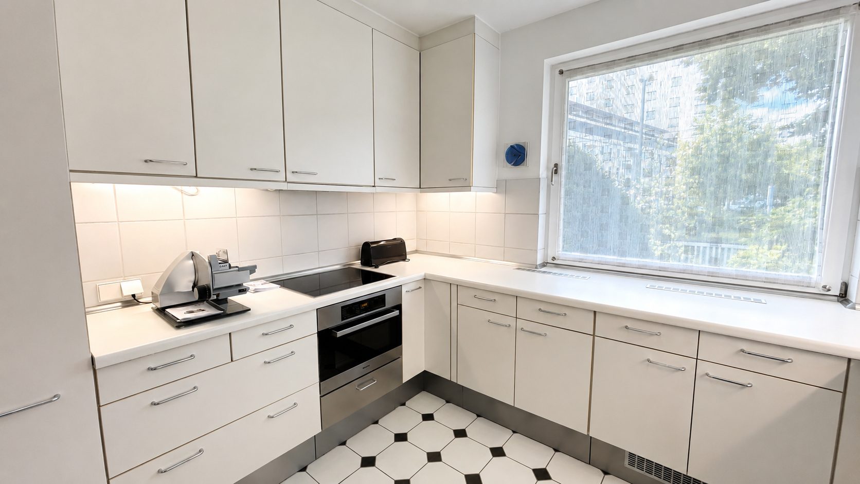 Böcker Wohnimmobilien - Immobilienangebot - Düsseldorf / Kaiserswerth - Alle - Freistehendes und großzügiges Einfamilienhaus mit Einliegerwohnung